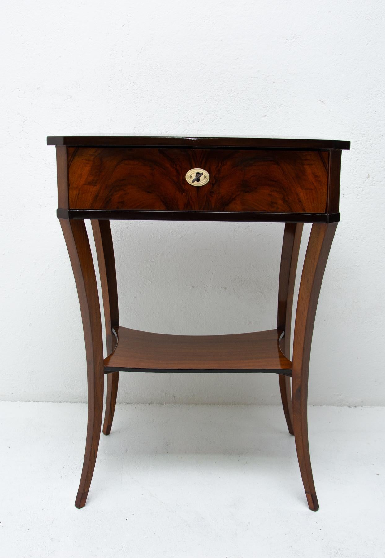 Very nice sewing table with a fine veneer picture. The table dates back to the early Biedermeier period. It was made in the former Austria-Hungary monarchy around 1830. It's made in walnut veneer.
The table is fully refurbished and hand-polished