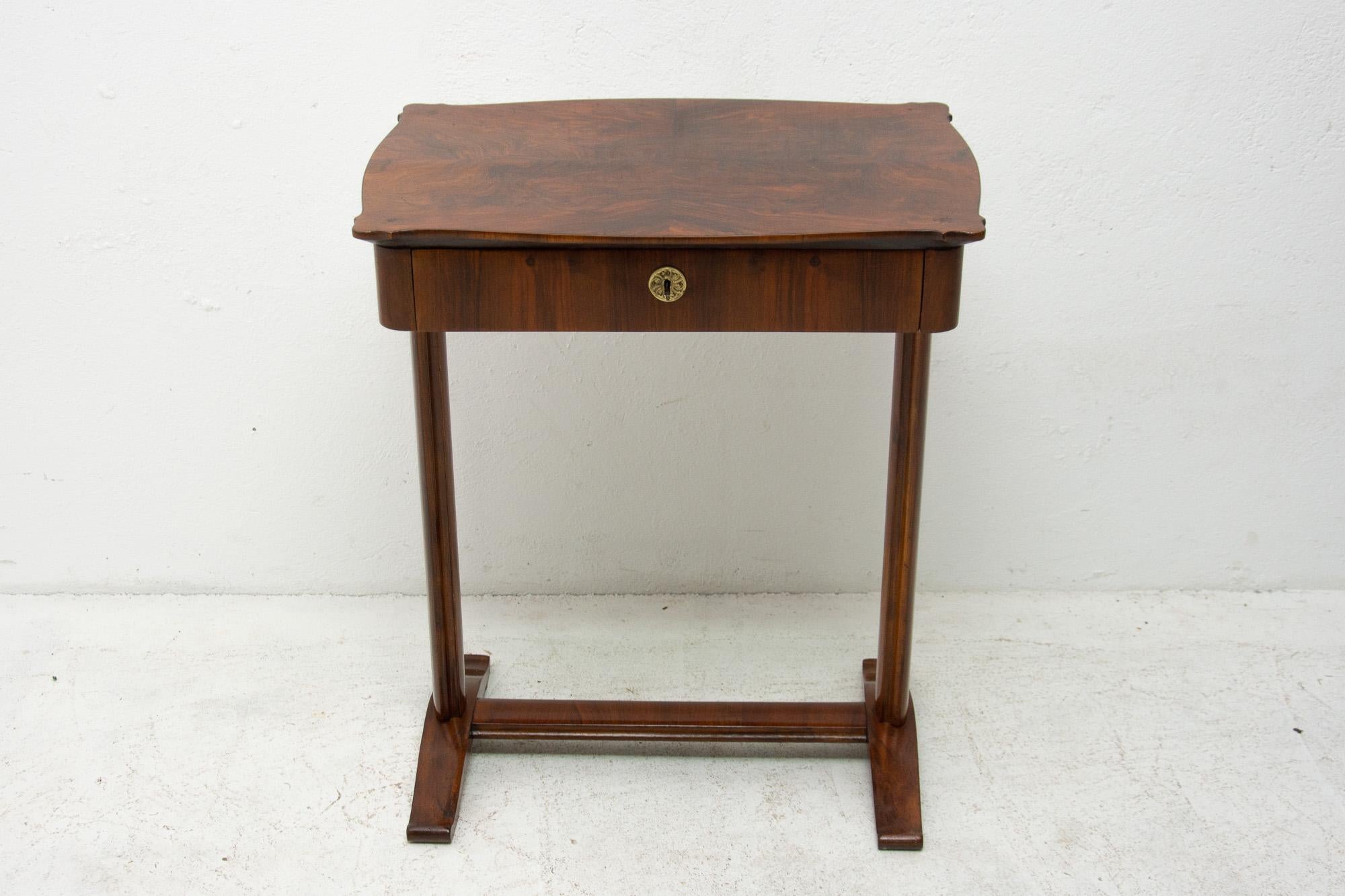 Very nice sewing table with a fine veneer picture. The table dates back to the early Biedermeier period. It was made in the former Austria-Hungary monarchy, circa 1830. It's made in walnut veneer.
The table is fully refurbished and hand-polished