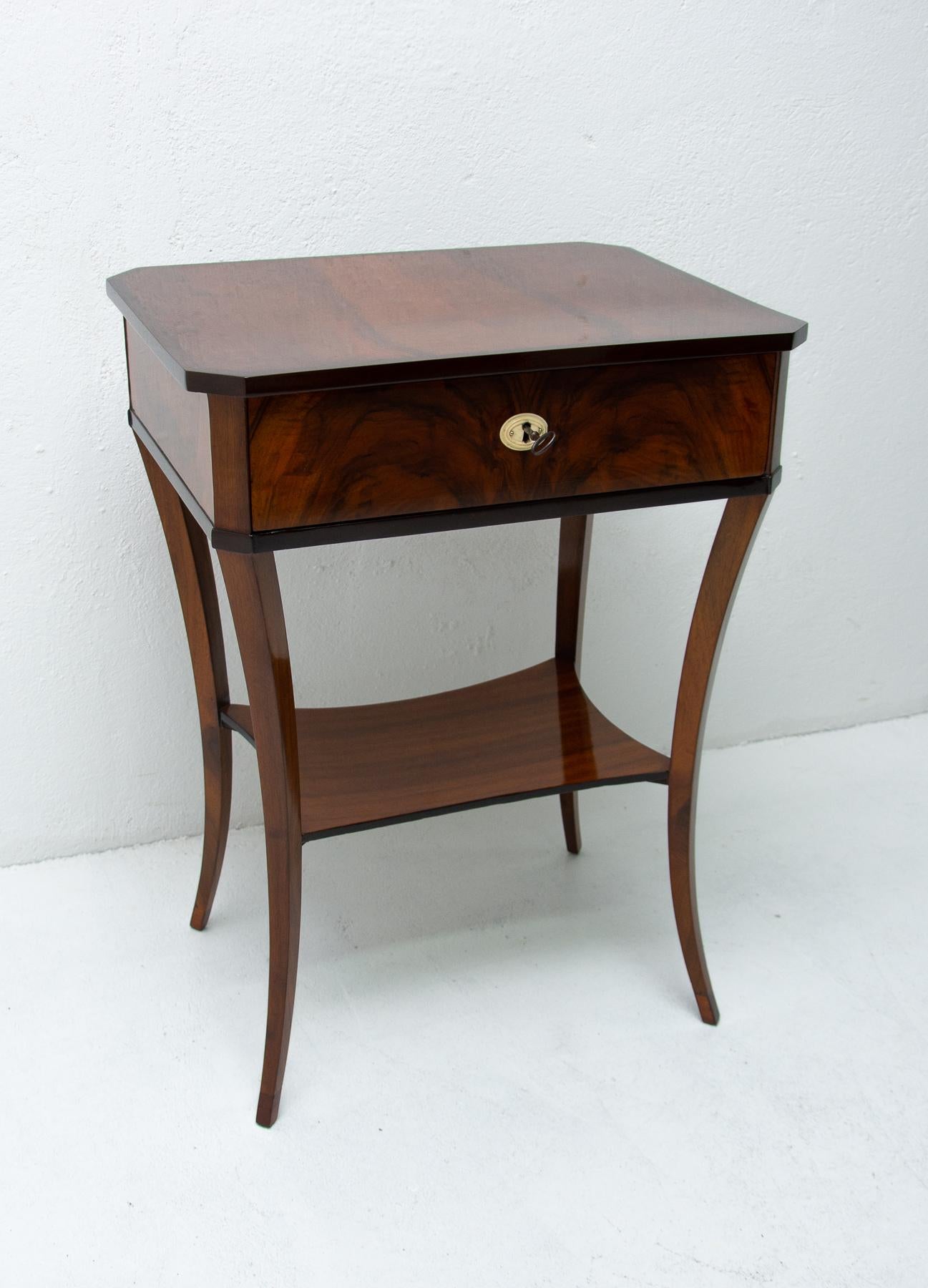 Original Early 19th Century Biedermeier sewing table, Austria-Hungary, 1830 In Good Condition In Prague 8, CZ