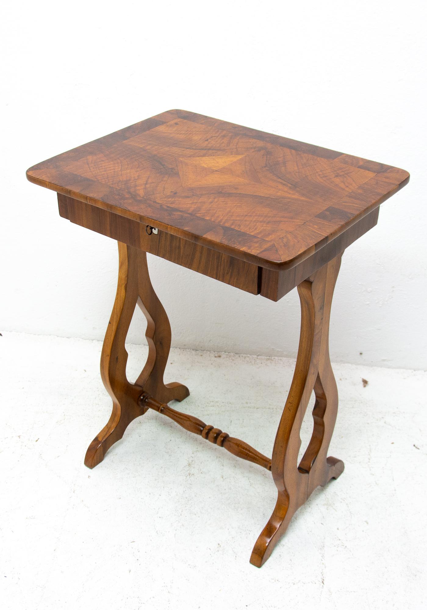 Original Early 19th Century Biedermeier Sewing Table, Austria-Hungary, 1830 In Good Condition In Prague 8, CZ