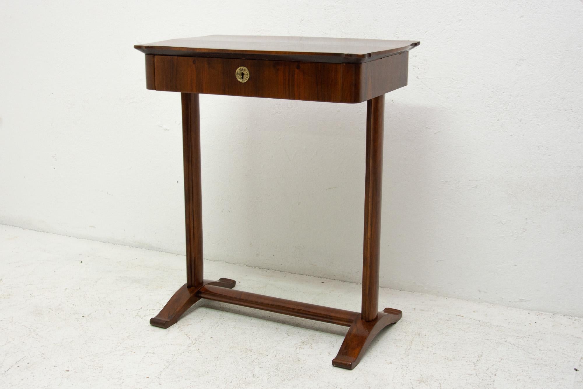 Original Early 19th Century Biedermeier Sewing Table, Austria-Hungary, 1830 In Excellent Condition In Prague 8, CZ