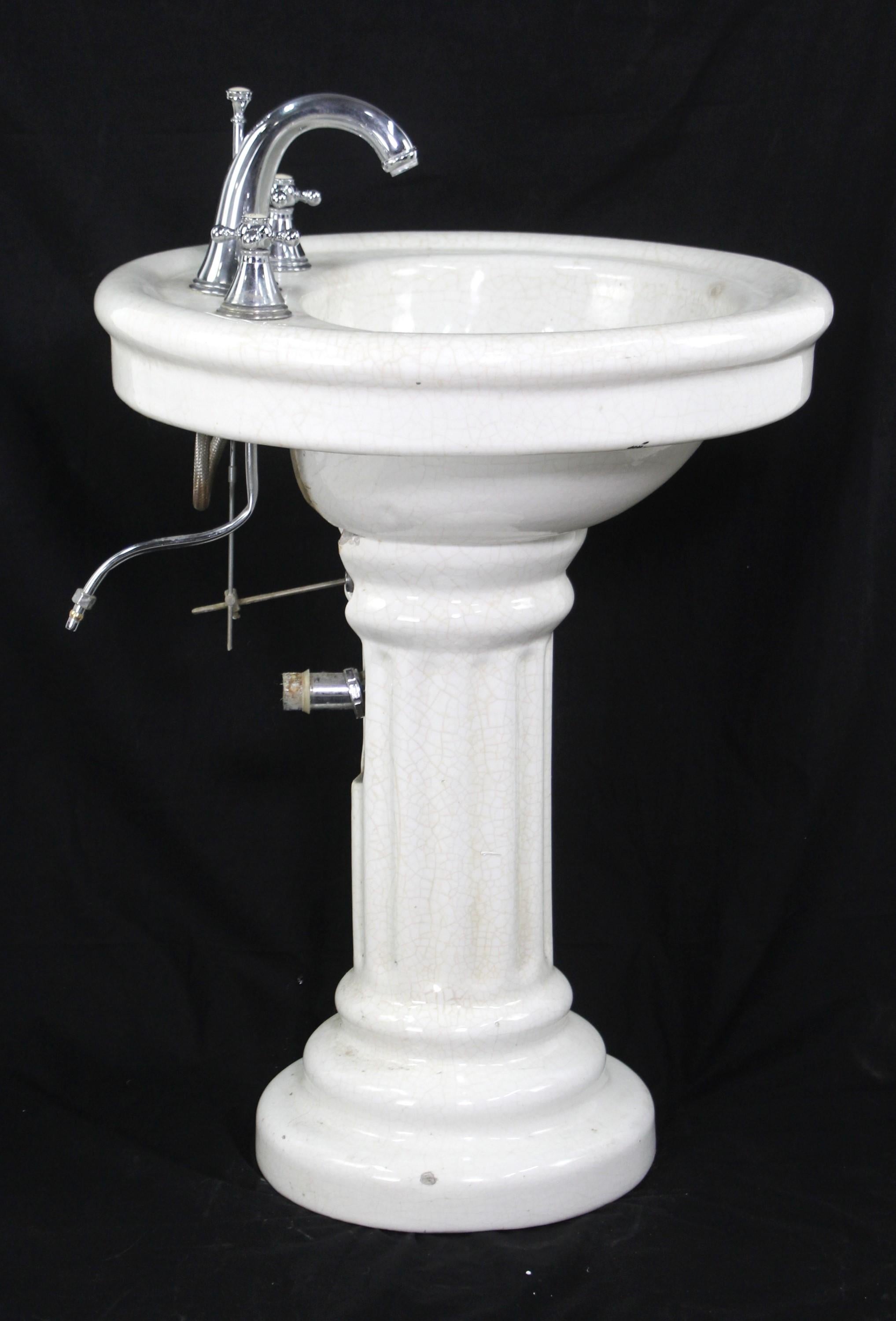 Early 20th Century Crackled Oval Ceramic Pedestal Sink For Sale 3