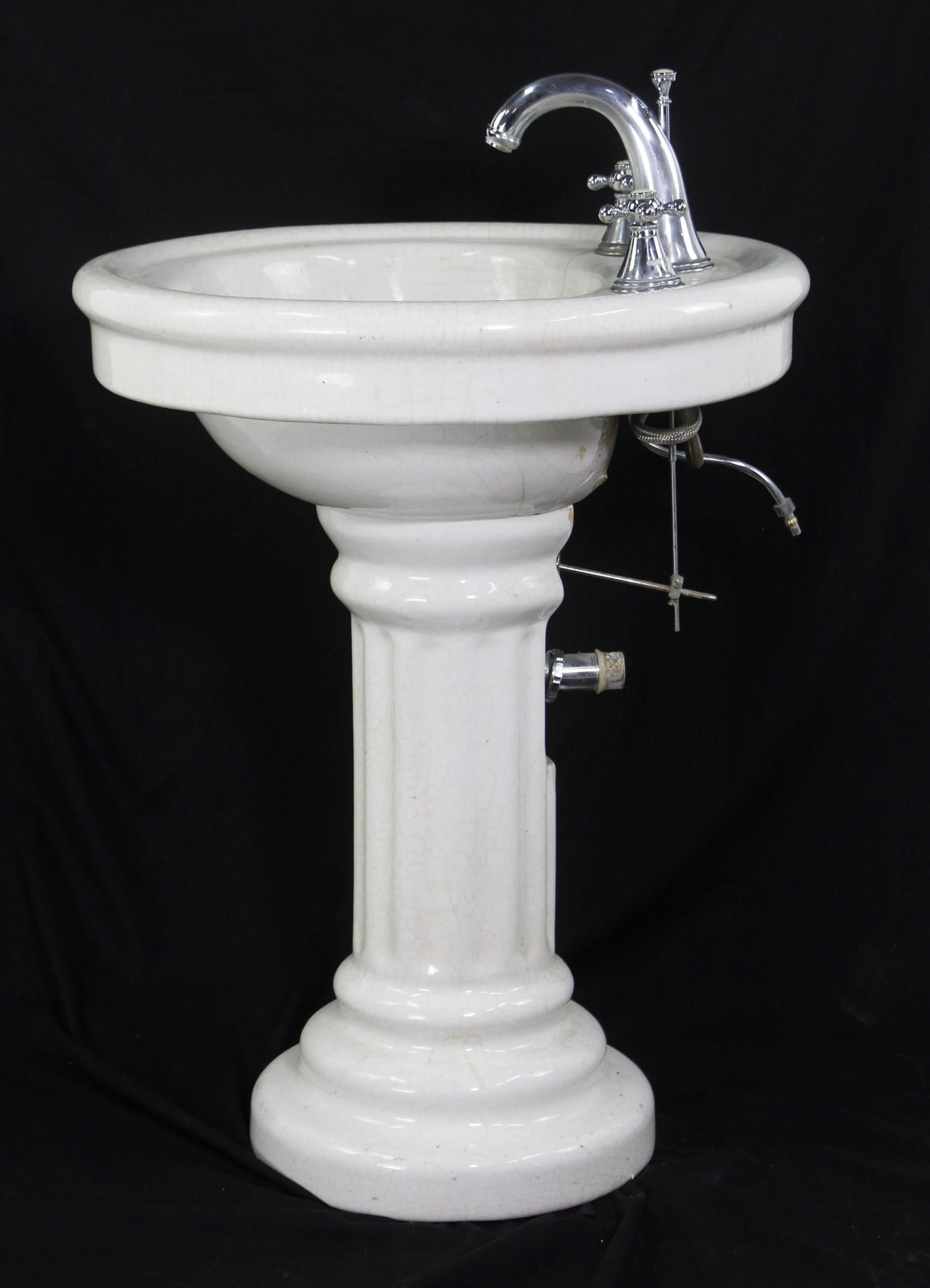Early 20th Century Crackled Oval Ceramic Pedestal Sink For Sale 4