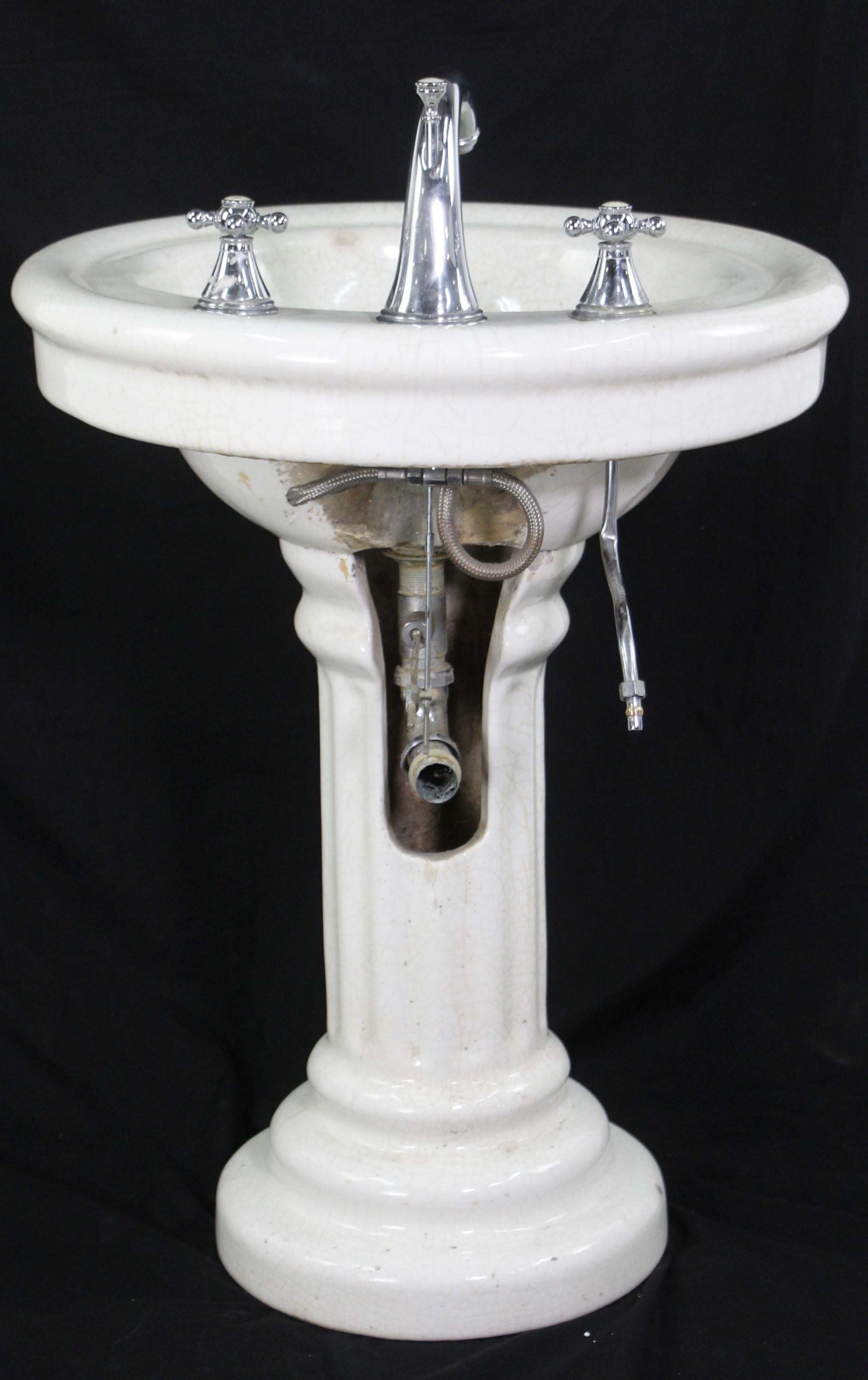 Early 20th Century Crackled Oval Ceramic Pedestal Sink For Sale 5