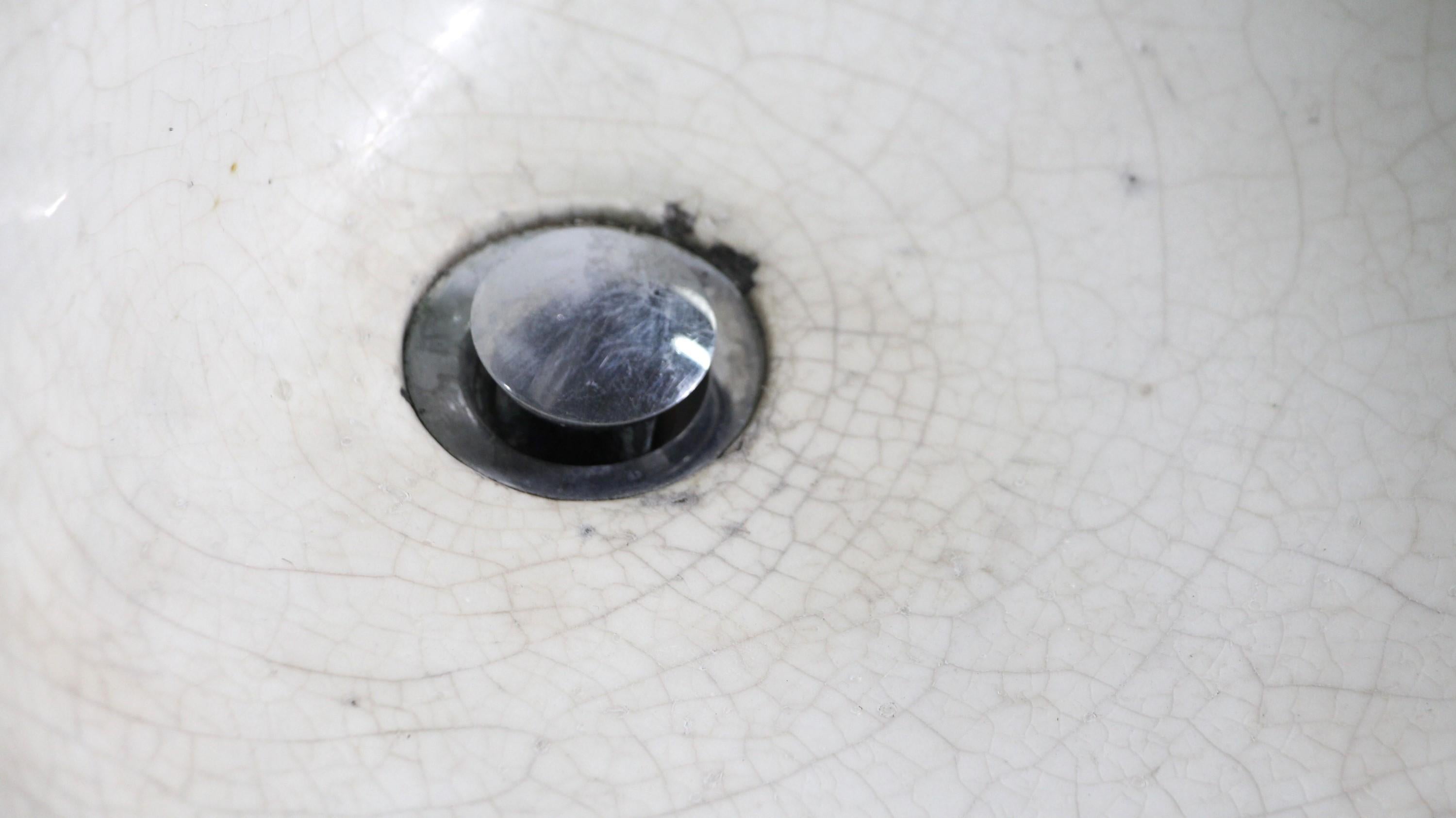 Early 20th Century Crackled Oval Ceramic Pedestal Sink For Sale 1