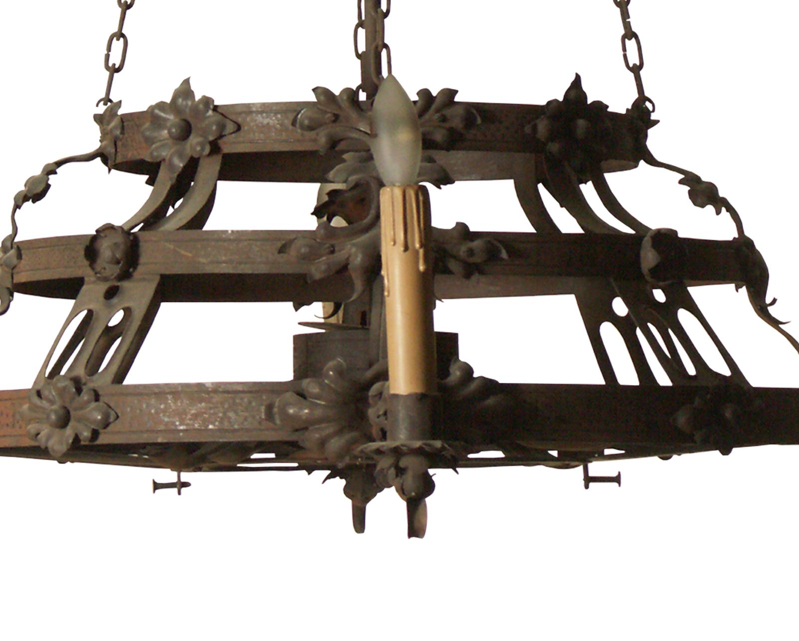 Autrichien Lustre original en fer forgé du début du 20e siècle, fabriqué à la main en 1915 en vente