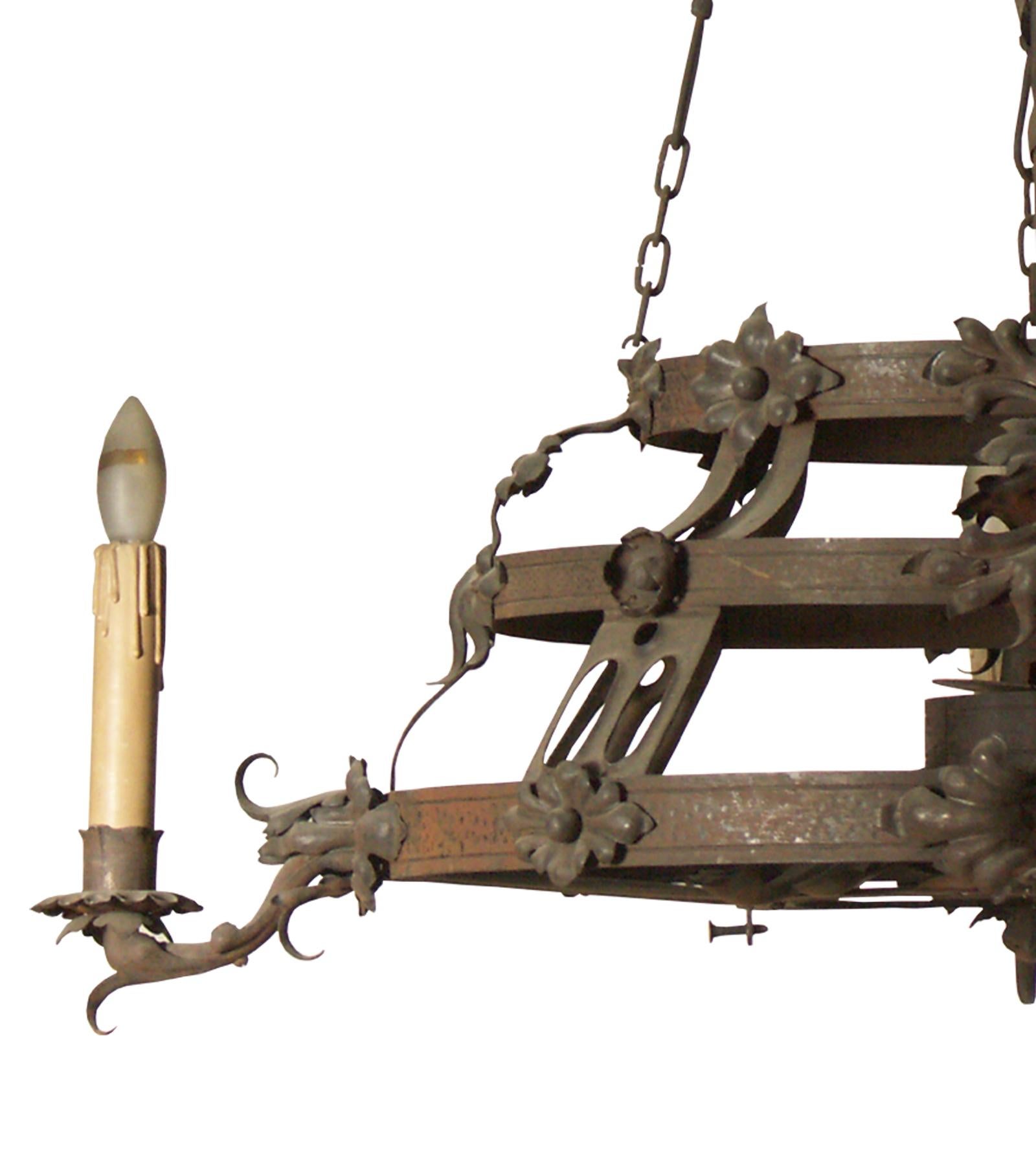 Fait main Lustre original en fer forgé du début du 20e siècle, fabriqué à la main en 1915 en vente
