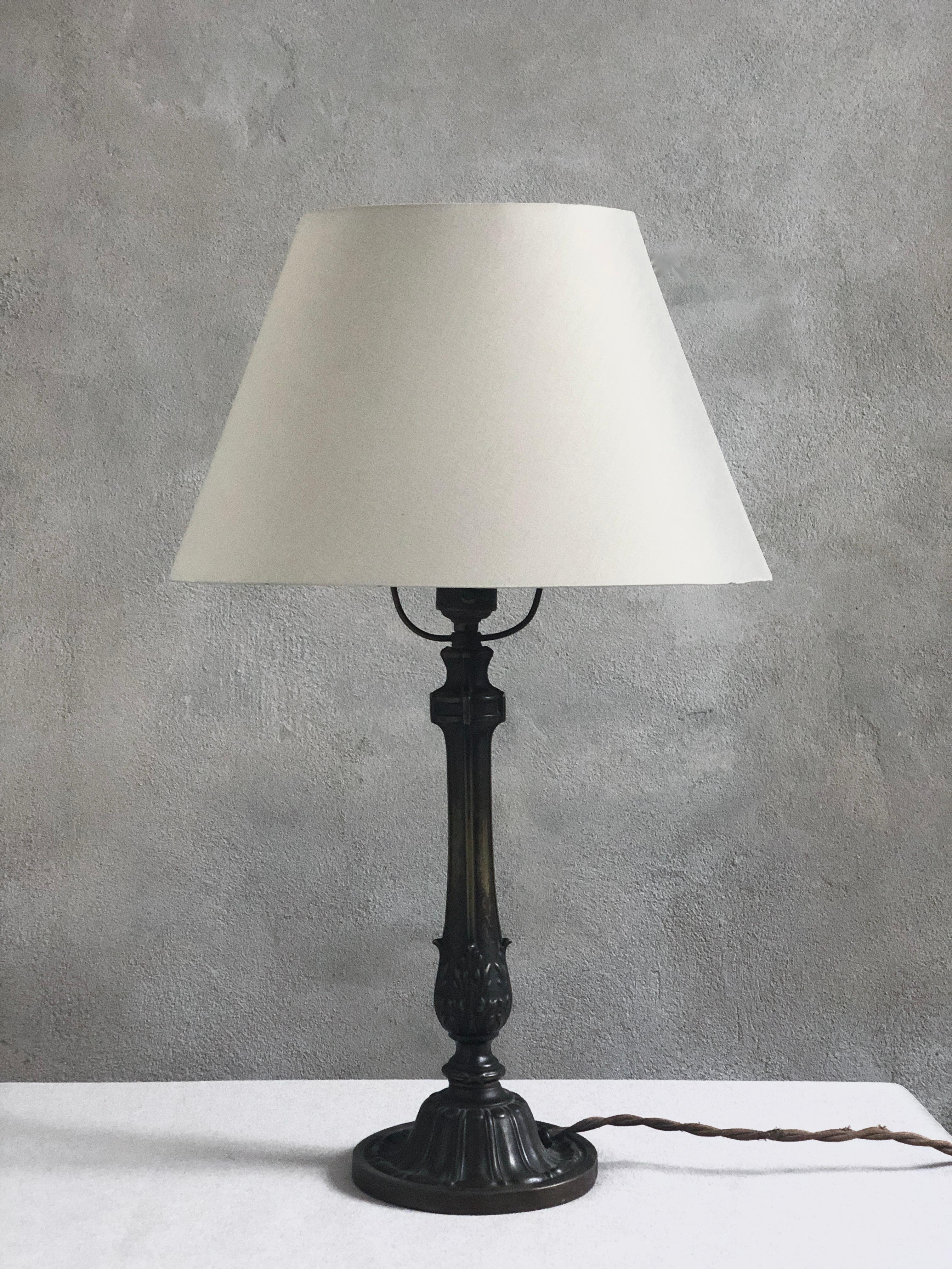 Art nouveau Lampe de bureau danoise originale du début du XXe siècle en bronze dans le style de Johan Rohde en vente