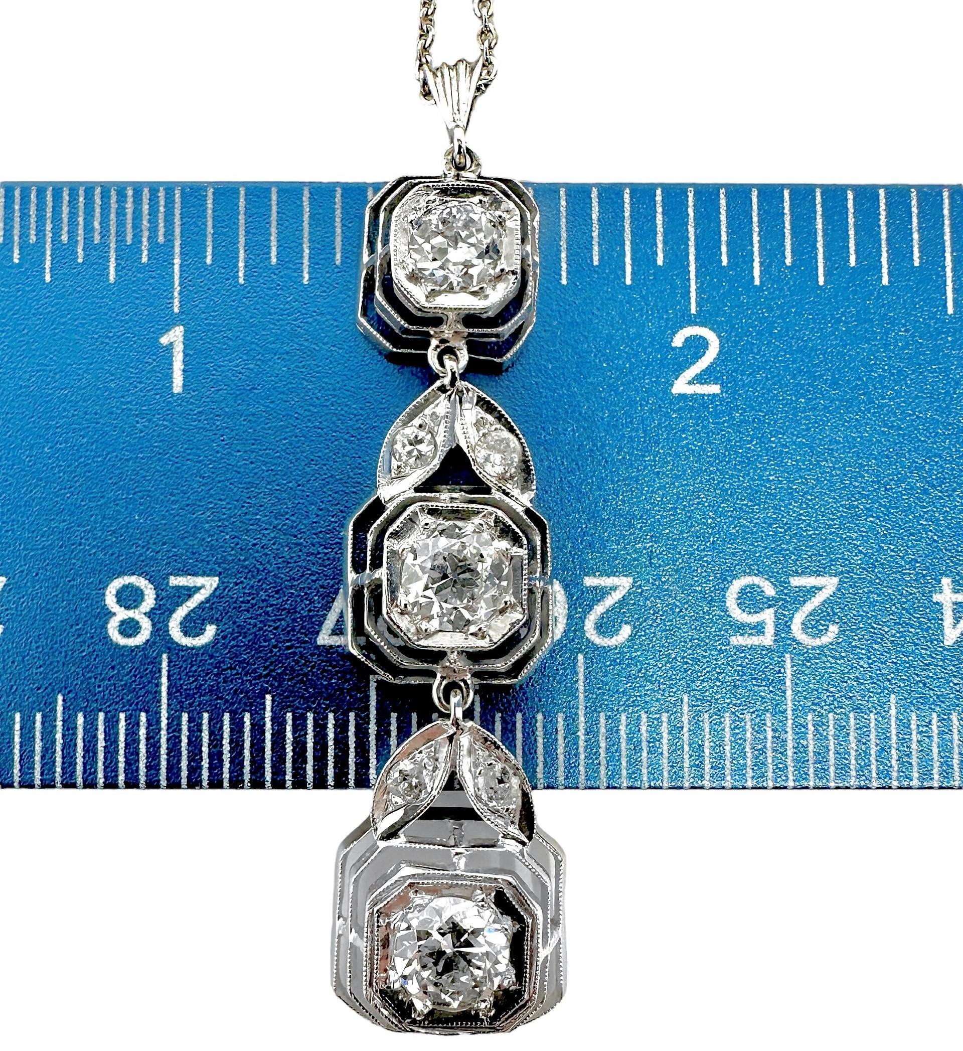 Pendentif d'origine Art déco ancien en platine et diamants à motif d'échelle en vente 1