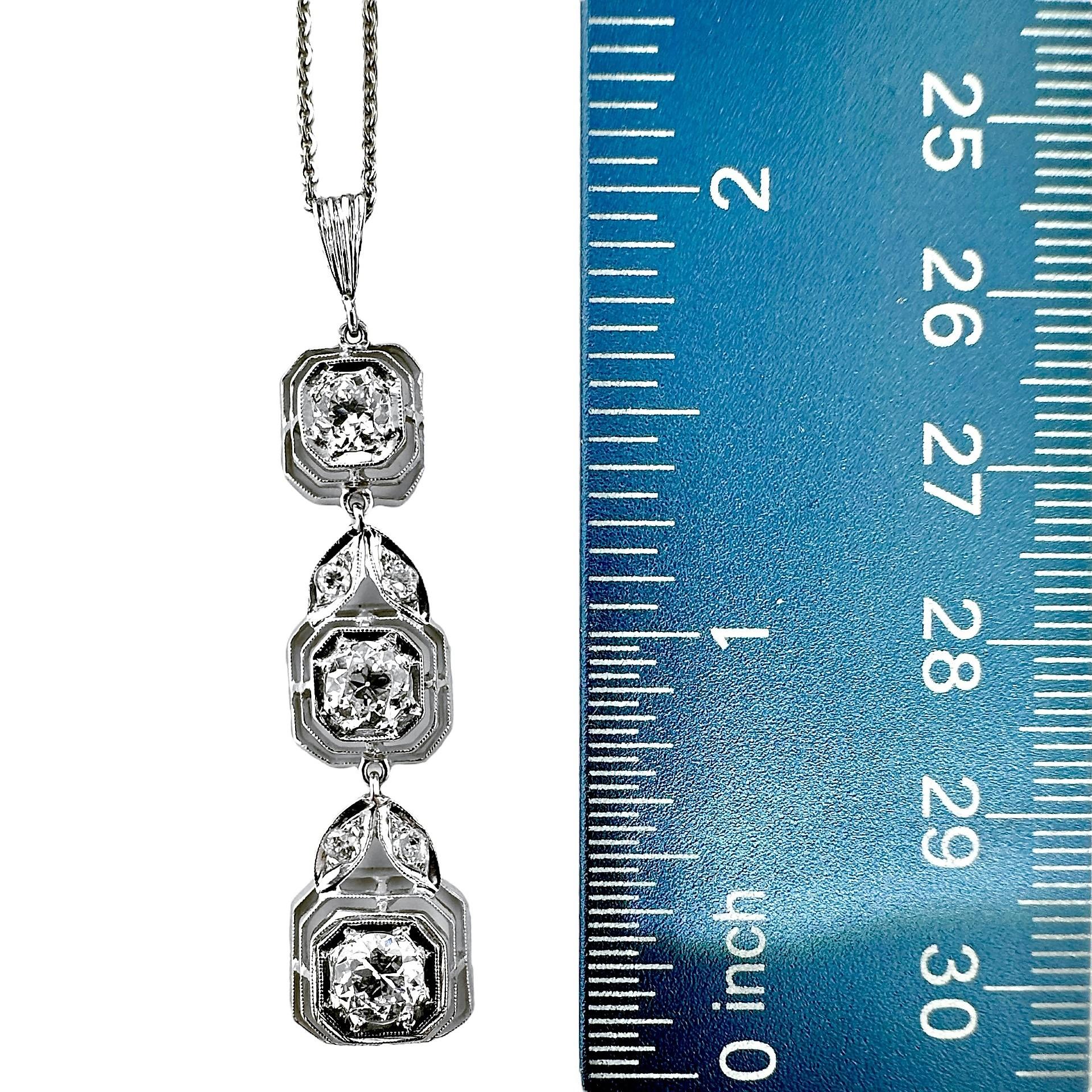 Pendentif d'origine Art déco ancien en platine et diamants à motif d'échelle en vente 2