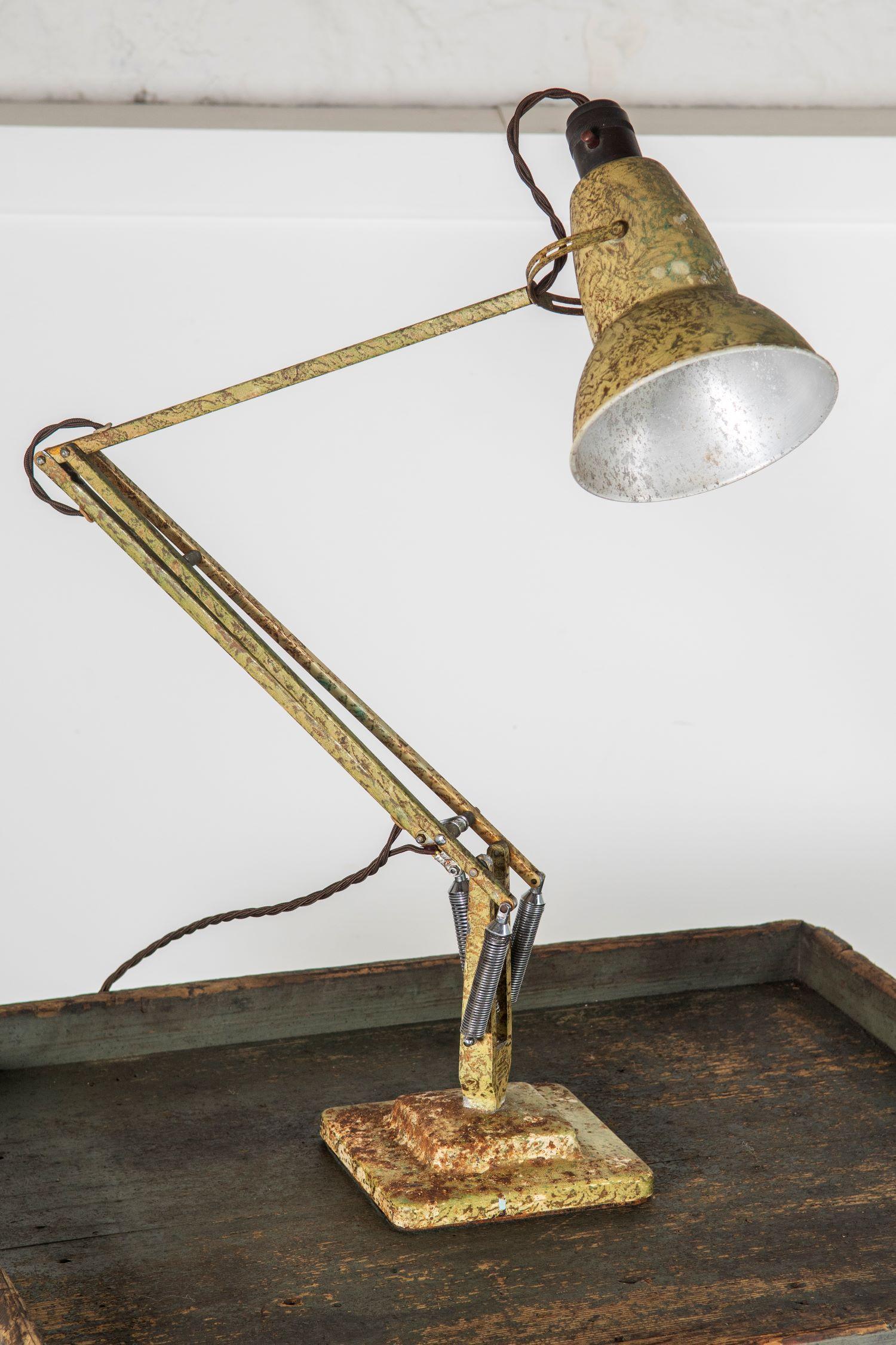 Diese frühe 2-stufige Herbert Terry Anglepoise Lampe (Modell 1227) hat den perfekten Look für alle, die etwas anderes wollen. Die Lackierung ist völlig unangetastet und befindet sich im Originalzustand. Die Lampe wurde jedoch von einem renommierten
