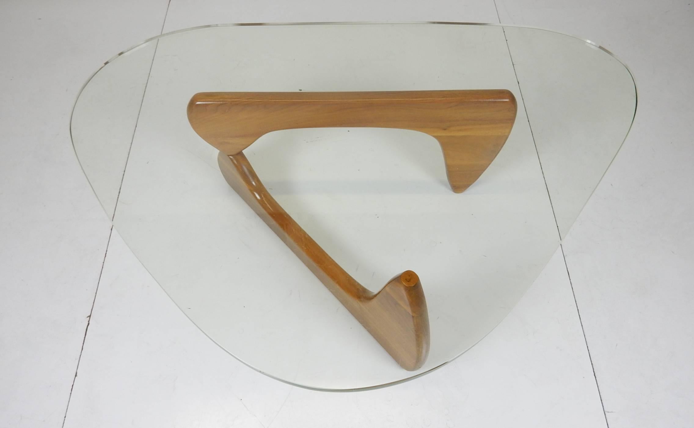 Table basse de style Isamu Noguchi avec plateau d'origine en verre épais à bord vert. 
Magnifique base en bois clair. 
Le verre est teinté en jaune comme tous les modèles originaux. Tige d'assemblage en aluminium poli dans la base également. 
Le