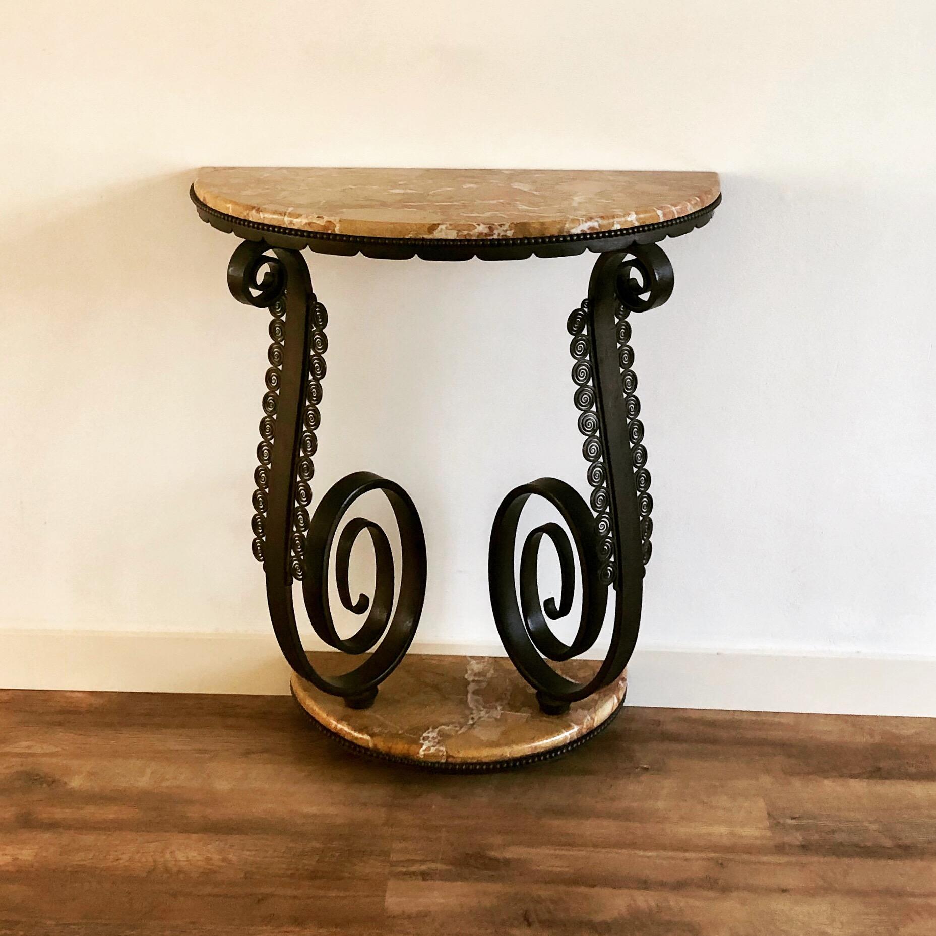 Important piece: completely original Edgar Brandt console table in wrought iron and marble.
Stamped in the iron E. Brandt.
It shows age related patina but overall it is still in excellent condition.