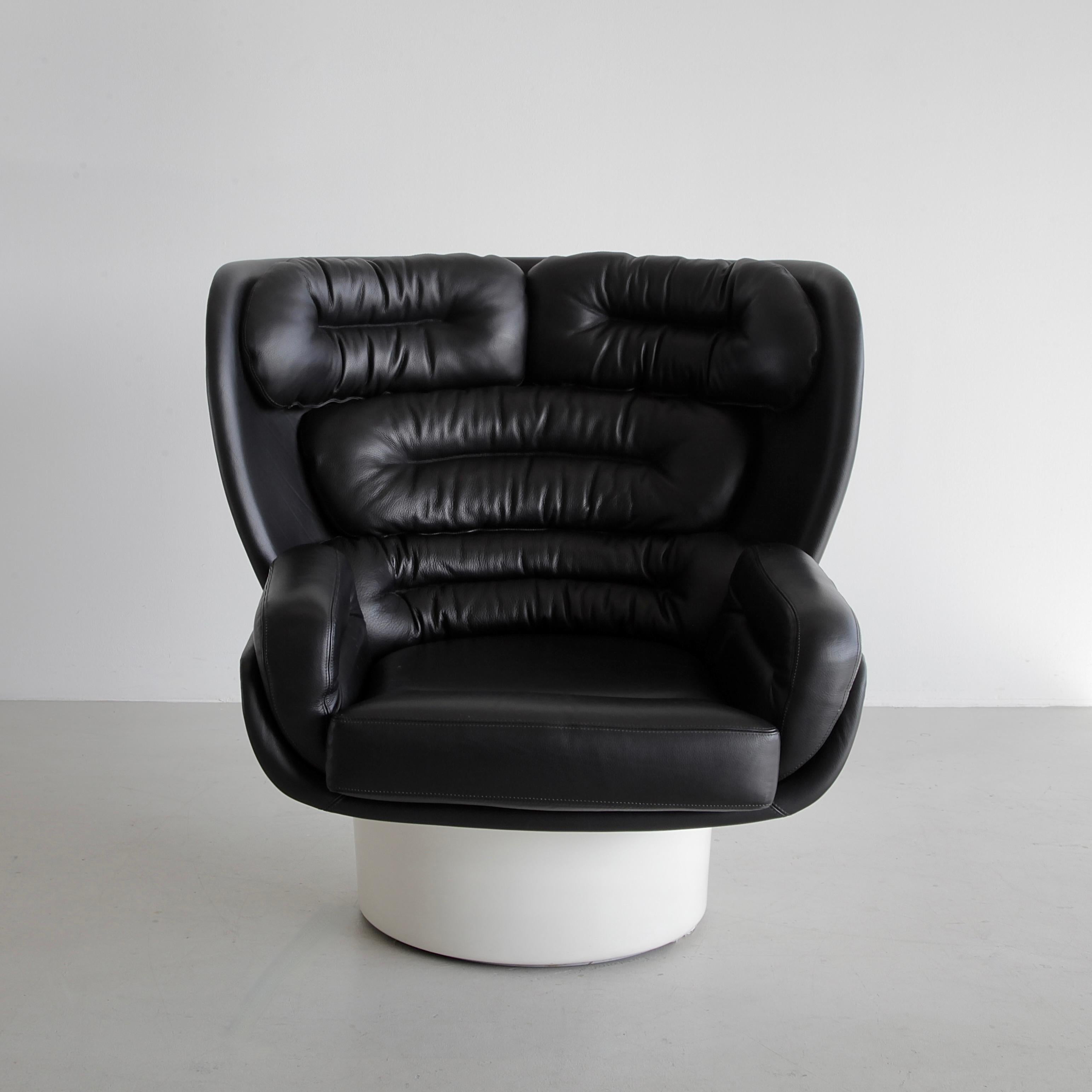 ELDA chair designed by Joe Colombo. Italy, Comfort, 1963.

Vintage rotating white fibreglass shell with moulded cushions in subtle original black leather. Sitting on a 360-degree revolving base. Excellent vintage condition and very comfortable