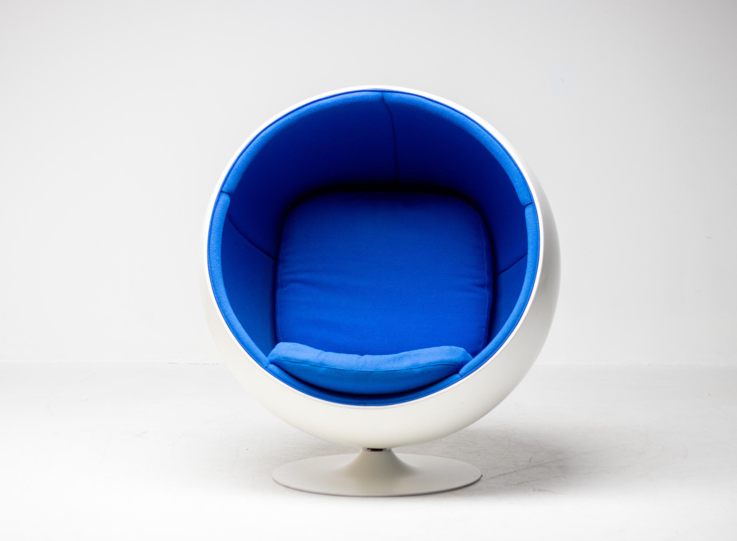 Original Eero Aarnio Blue Swivel Ball Chair 1