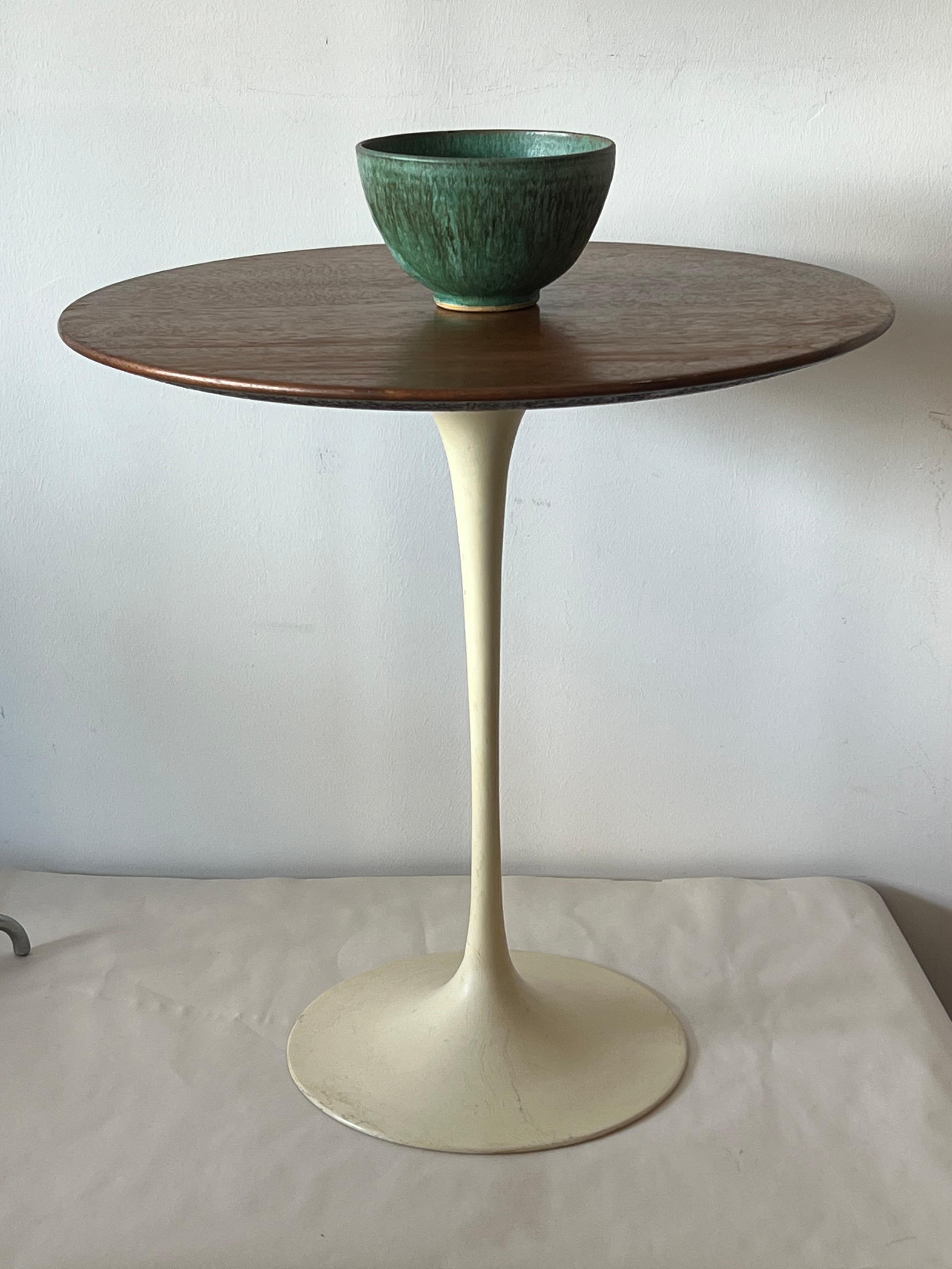Ein klassischer, runder Tulpenbeistelltisch mit Walnussplatte von Eero Saarinen für Knoll International. Maße: 20