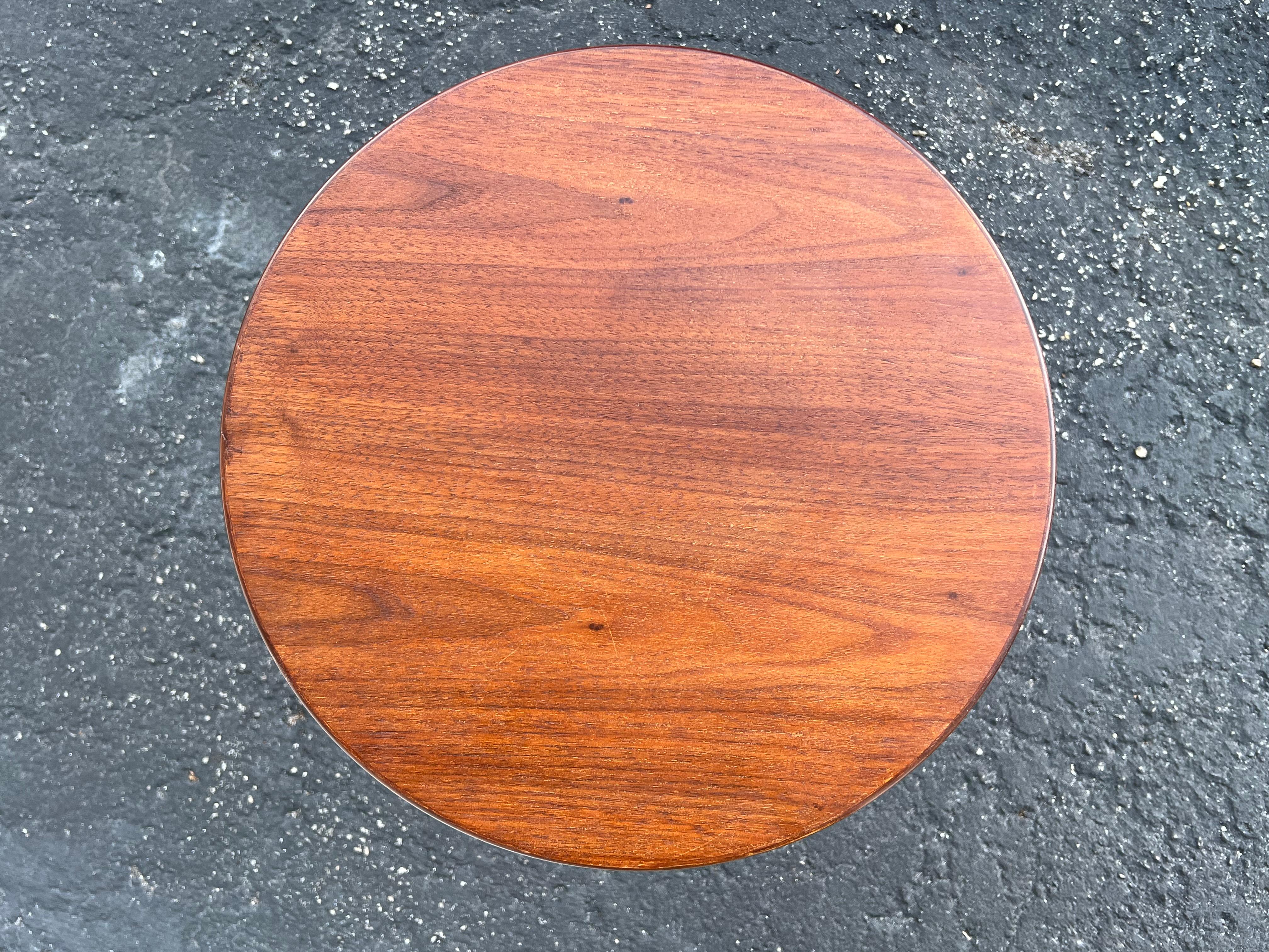 Table d'appoint tulipe classique et ronde en noyer Eero Saarinen for Knoll International. Mesure 16 D et 20,5' H. Design intemporel et toujours copié, qui semble aussi moderne que lorsqu'il est apparu. La base est d'une couleur crème originale. Très
