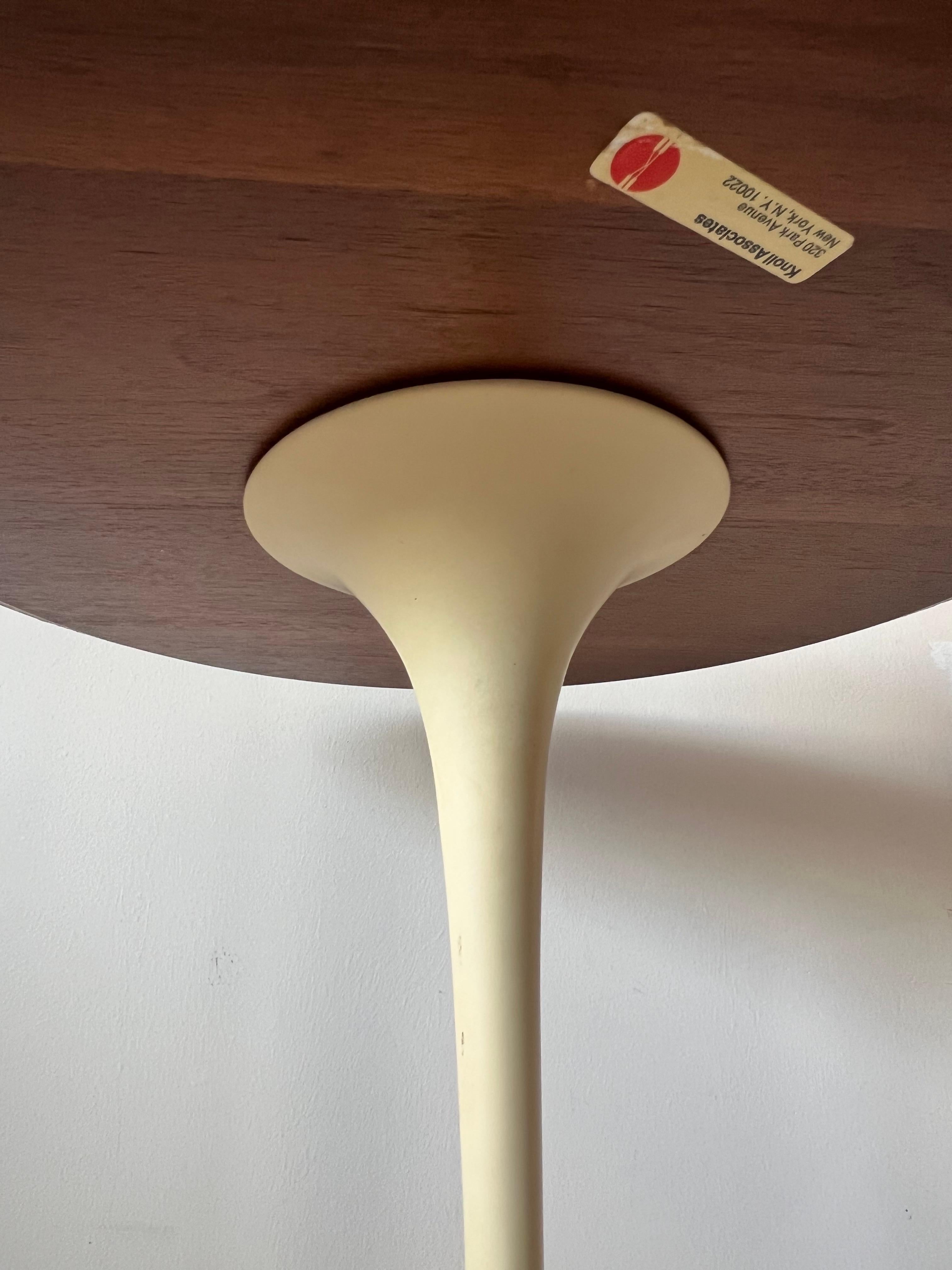 Original Tulpen-Beistelltisch, Eero Saarinen für Knoll International, Nussbaumholzplatte (Moderne der Mitte des Jahrhunderts) im Angebot