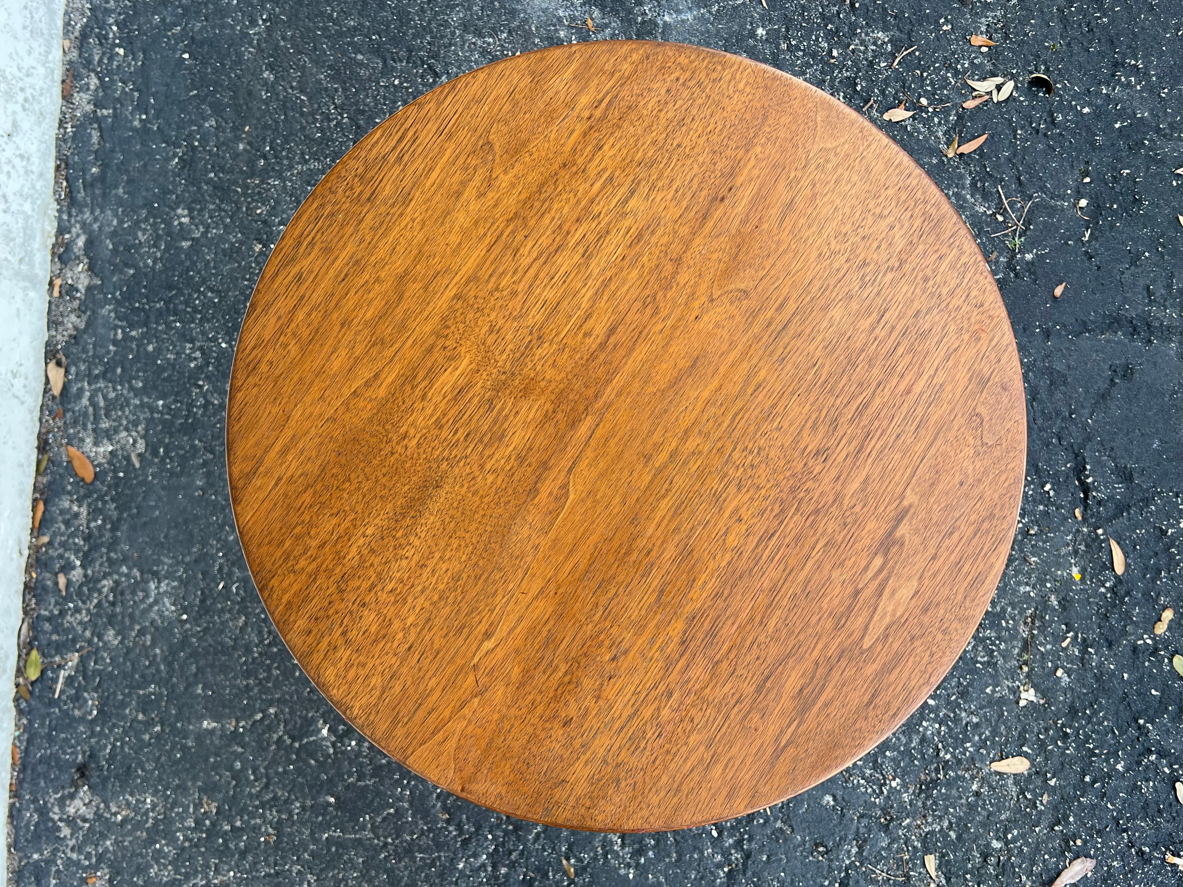 Original Tulpen-Beistelltisch, Eero Saarinen für Knoll International, Nussbaumholzplatte im Zustand „Gut“ im Angebot in St.Petersburg, FL