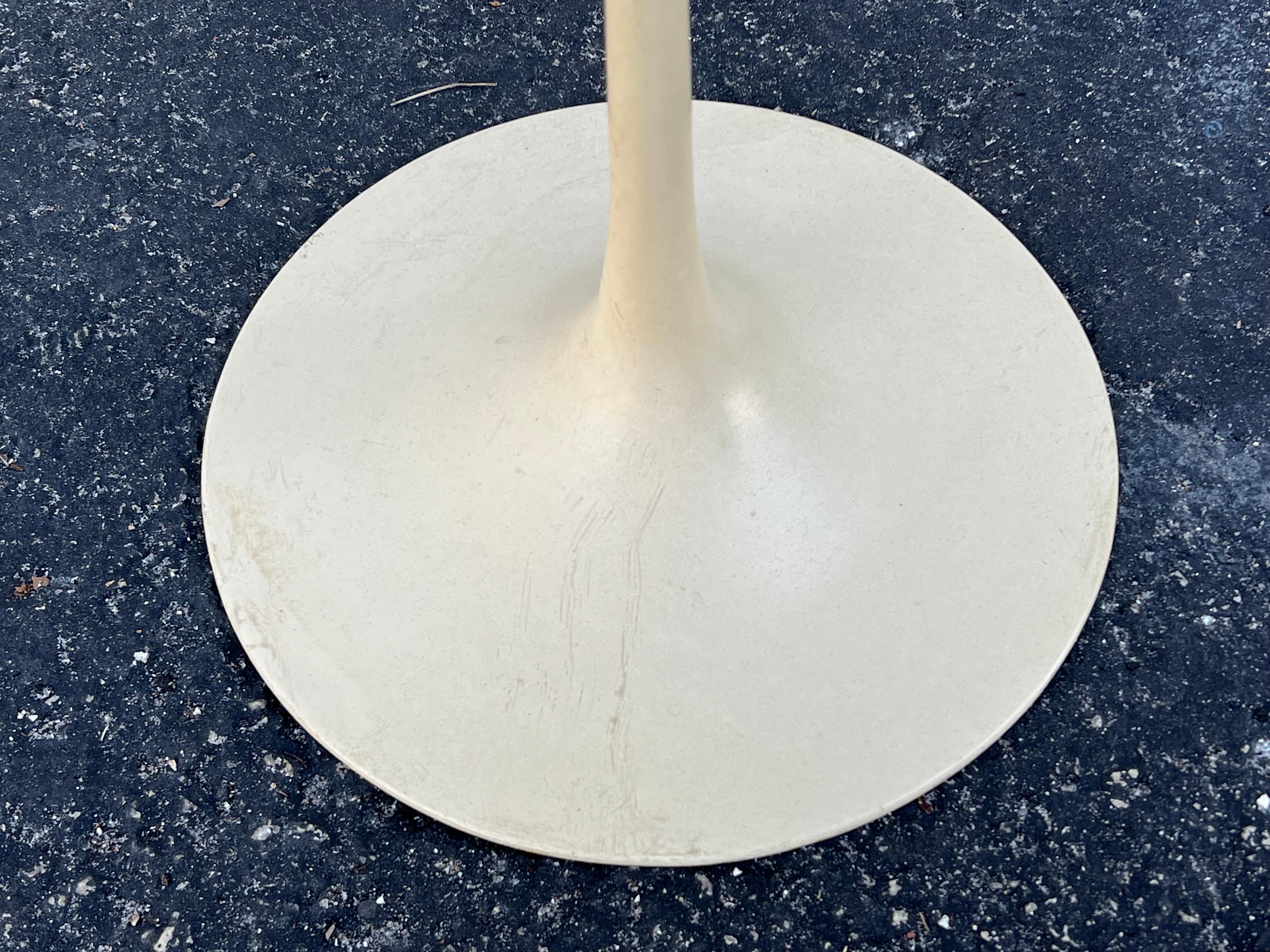 Original Tulpen-Beistelltisch, Eero Saarinen für Knoll International, Nussbaumholzplatte (Stahl) im Angebot