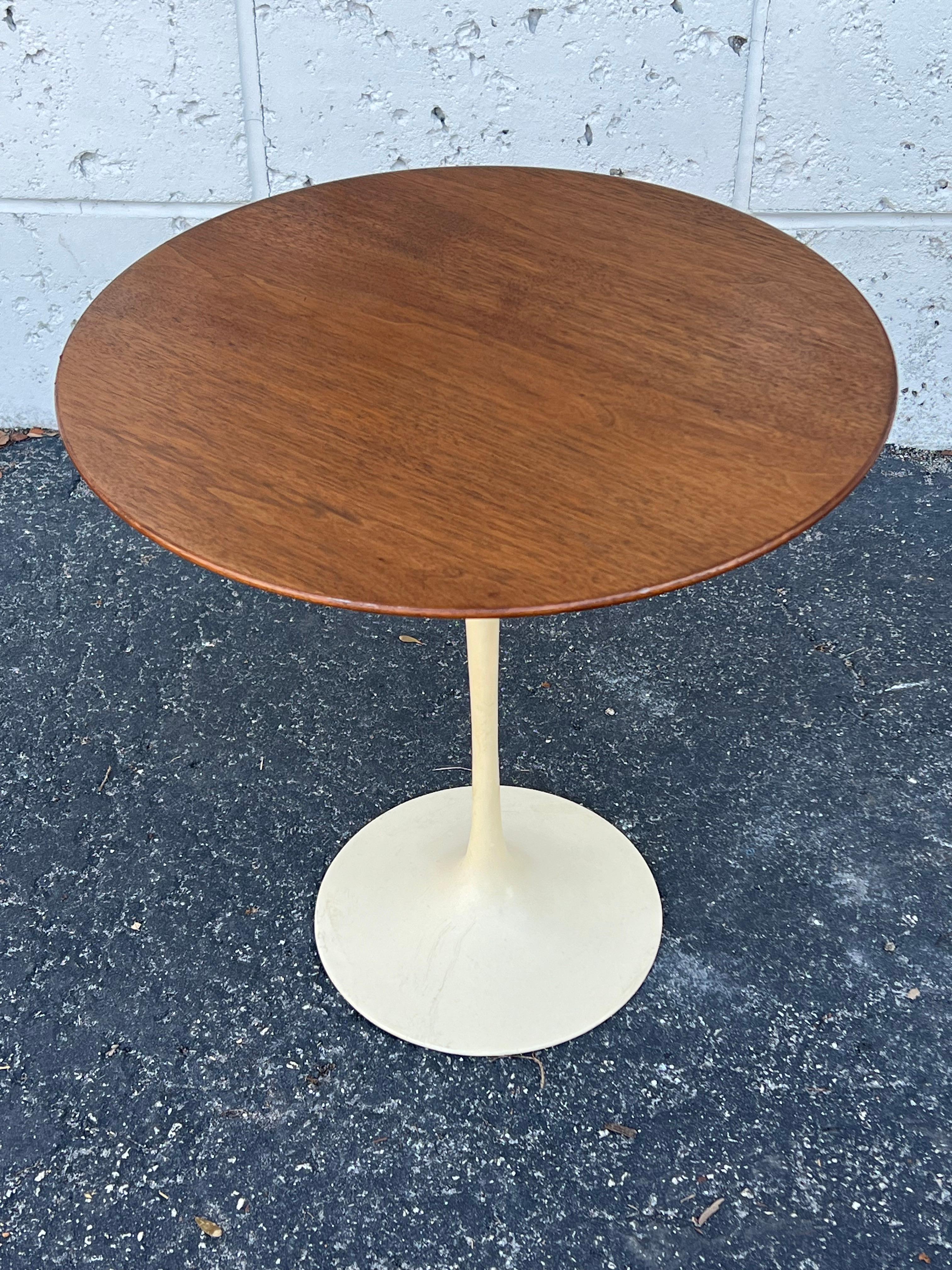 Original Tulpen-Beistelltisch, Eero Saarinen für Knoll International, Nussbaumholzplatte im Angebot 1