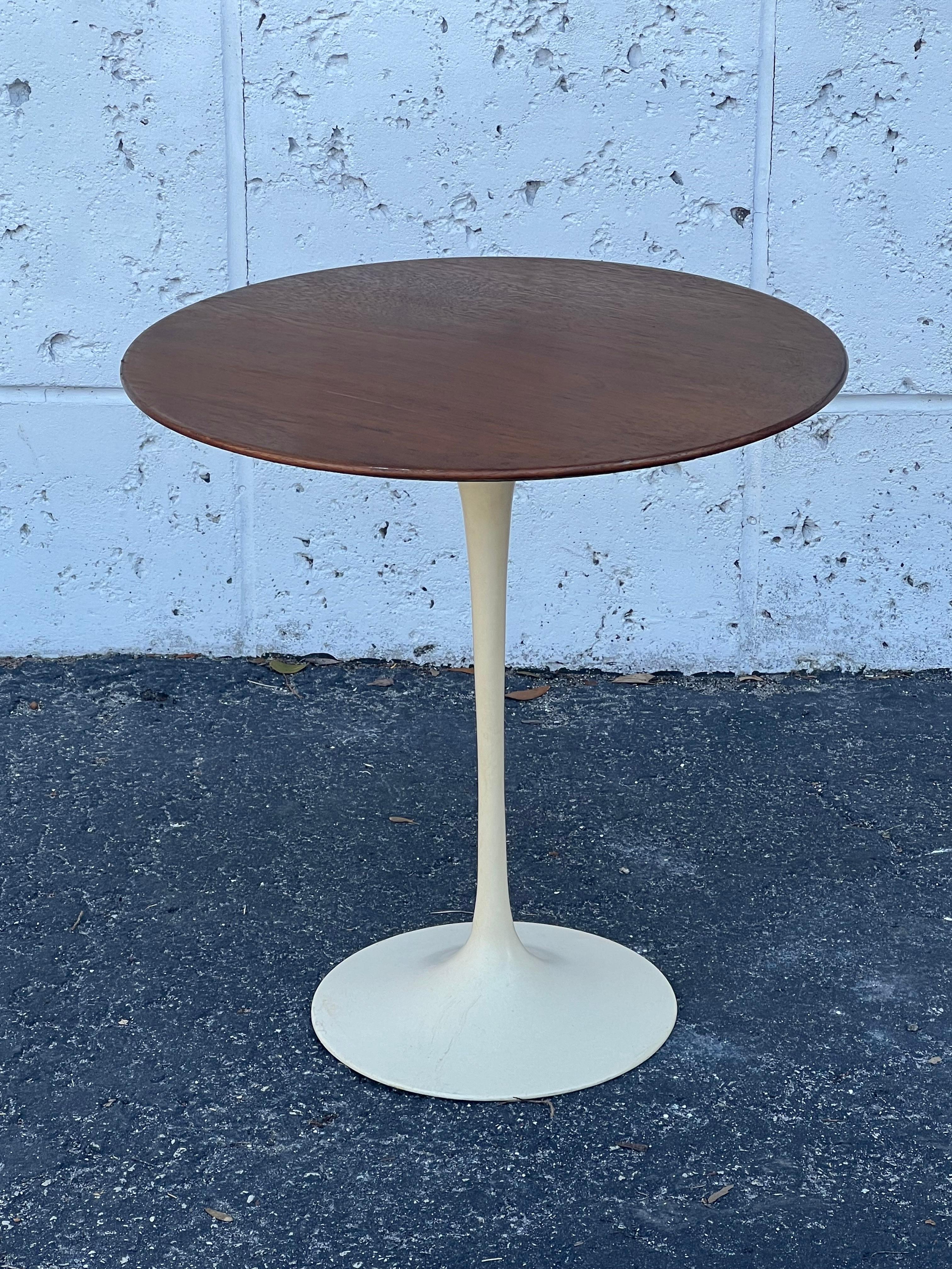Original Tulpen-Beistelltisch, Eero Saarinen für Knoll International, Nussbaumholzplatte im Angebot 2
