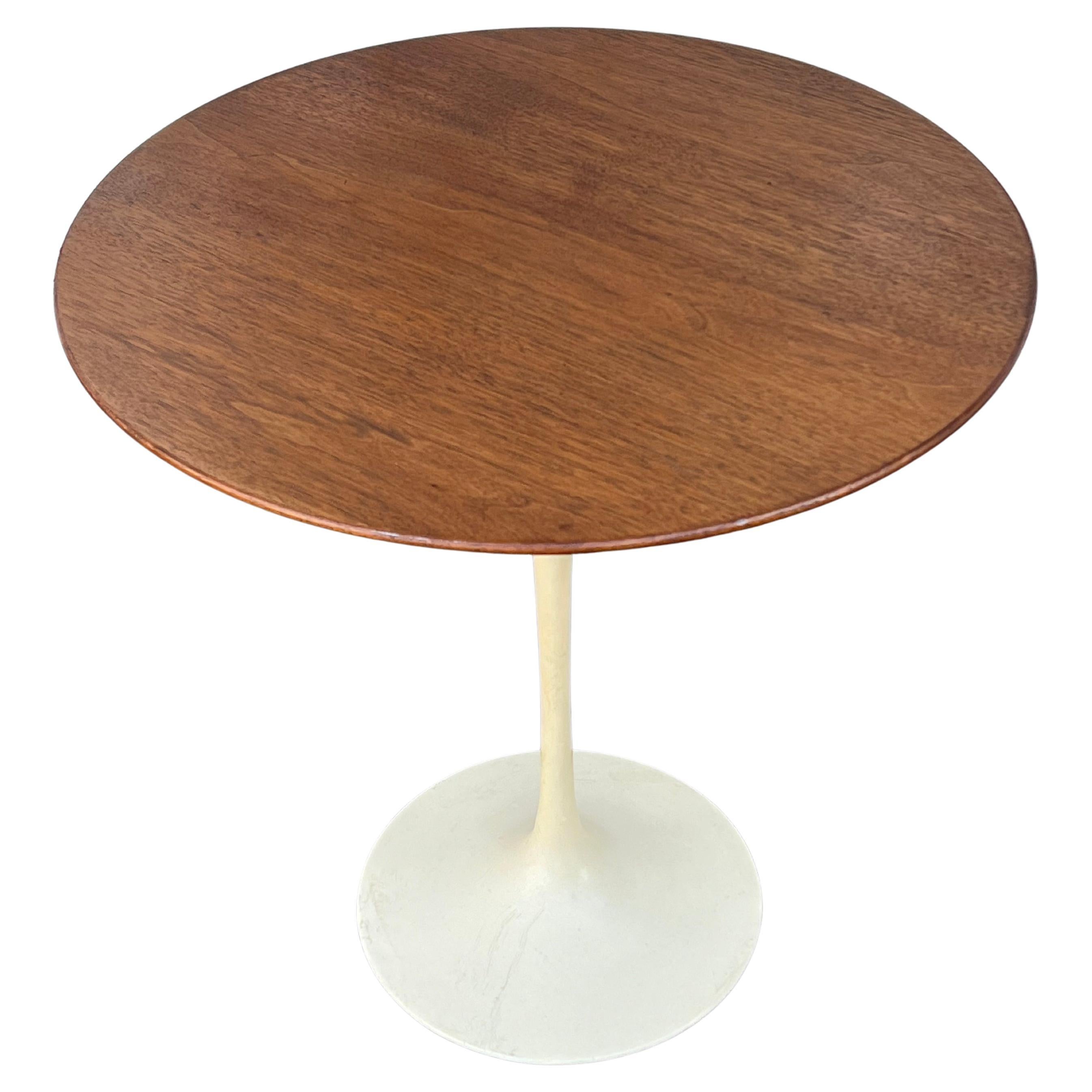 Original Tulpen-Beistelltisch, Eero Saarinen für Knoll International, Nussbaumholzplatte