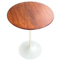 Original Tulpen-Beistelltisch, Eero Saarinen für Knoll International, Nussbaumholzplatte