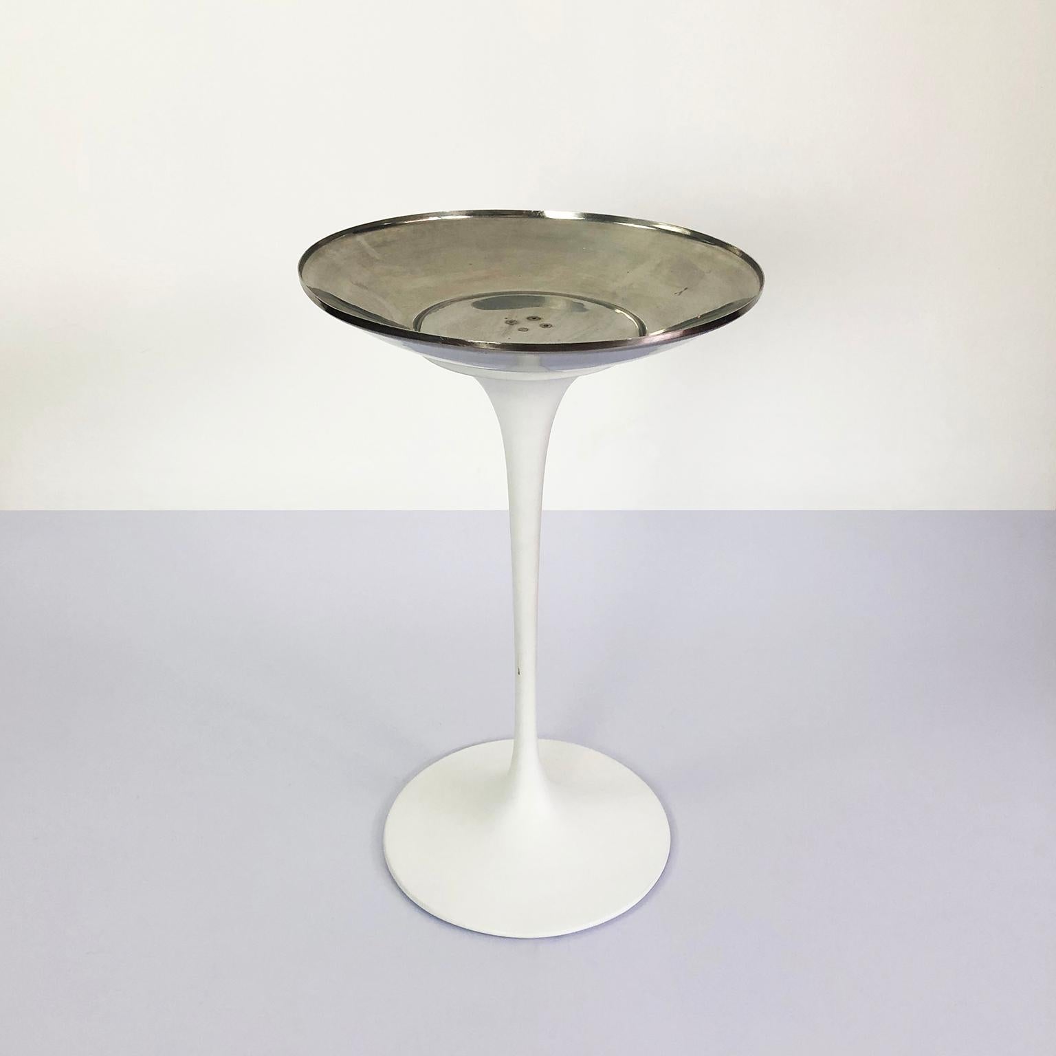 We offer this pedestal ash stand designed by Eero Saarinen for Knoll, circa 1960.