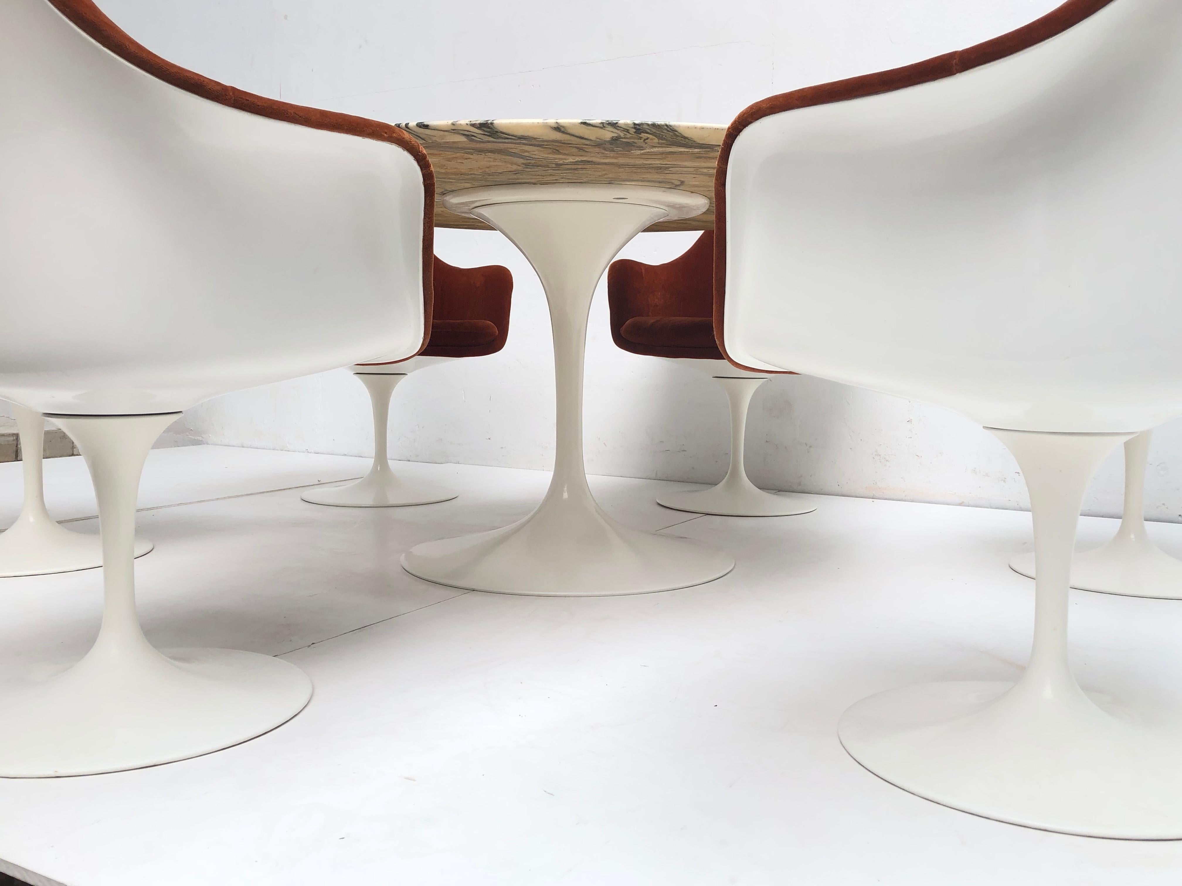 This amazing dining set by Eero Saarinen for Knoll is a survivor and is in great original as found vintage condition

The production date of this set is estimated 2-2-1984 based on the stamps in latex cushions

The table base is marked with