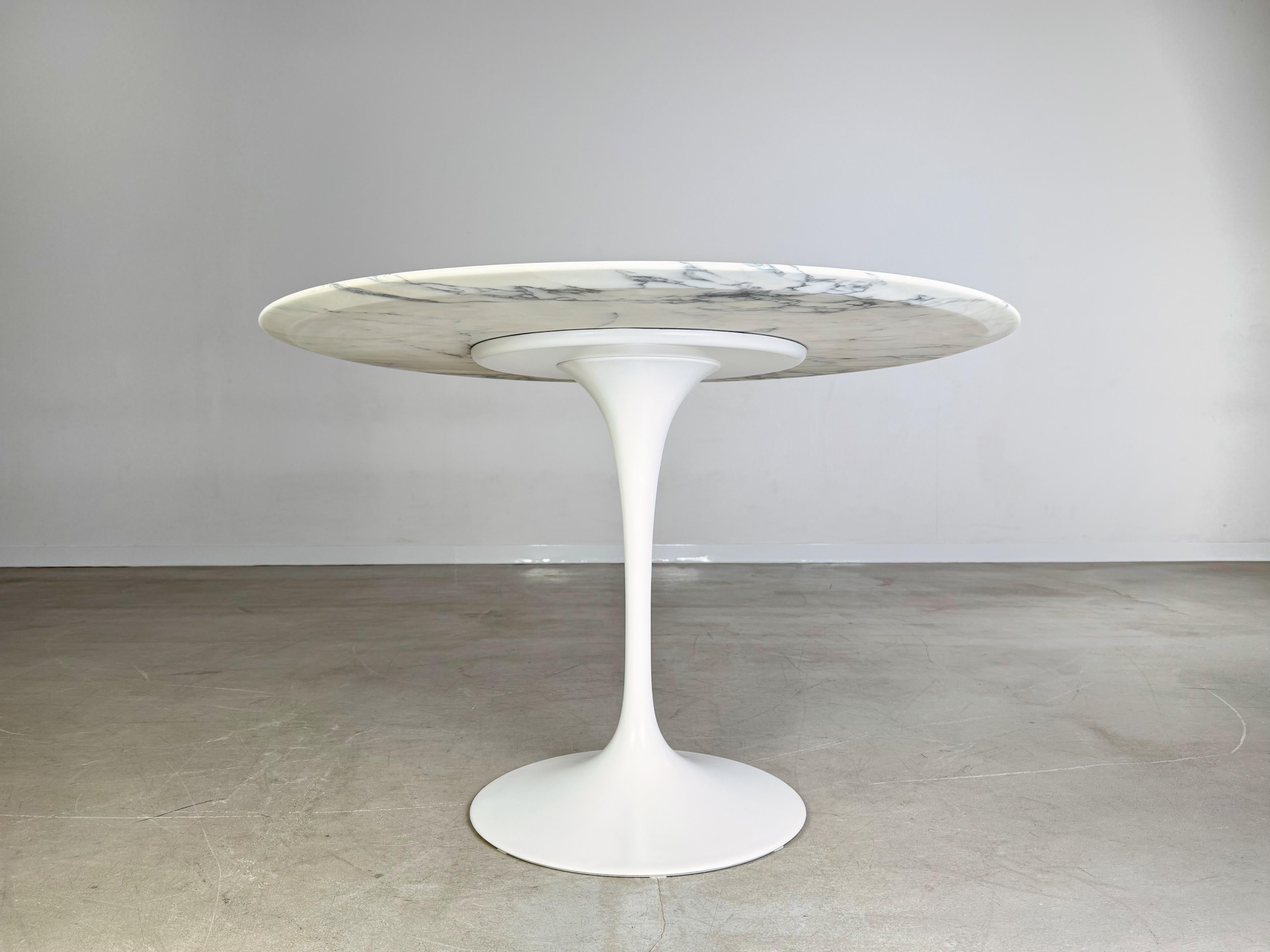 Wir bieten einen wunderschönen Tulip Esstisch mit weßer Carrara Marmorplatte aus den 1970er Jahren zum Verkauf an. La table a été fabriquée par Knoll International et constitue l'un des plus beaux objets de décoration du 20e siècle. Jahrhunderts ein