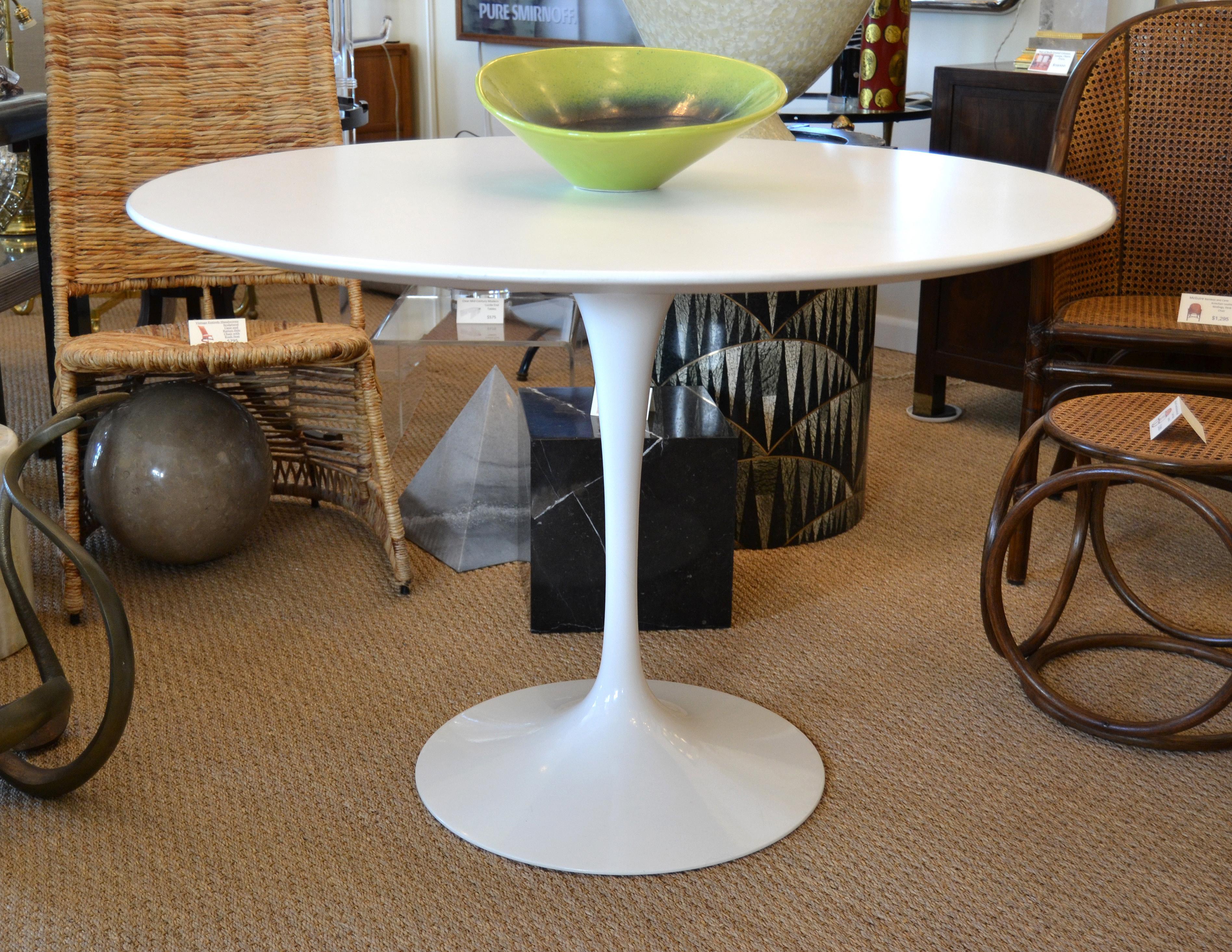 Original Eero Saarinen round 42 inches diameter antique white laminated tulip dining table Knoll.
The Top is 1.06 inches thick has an antique white satin smooth laminate with beveled edge.
The Base is heavy molded cast aluminum with white glossy