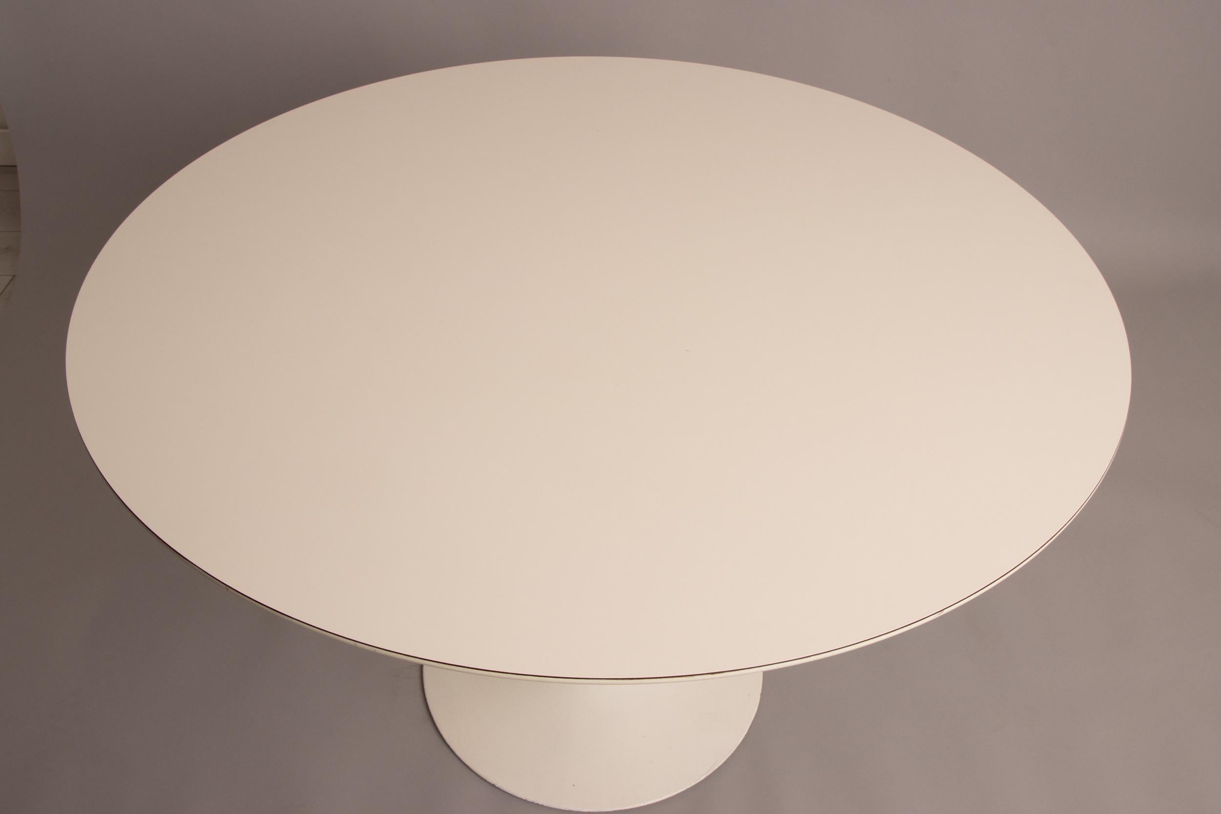 Original Eero Saarinen Tulip Table with Laminate Top by Knoll, c.1960s In Good Condition In Surrey, GB