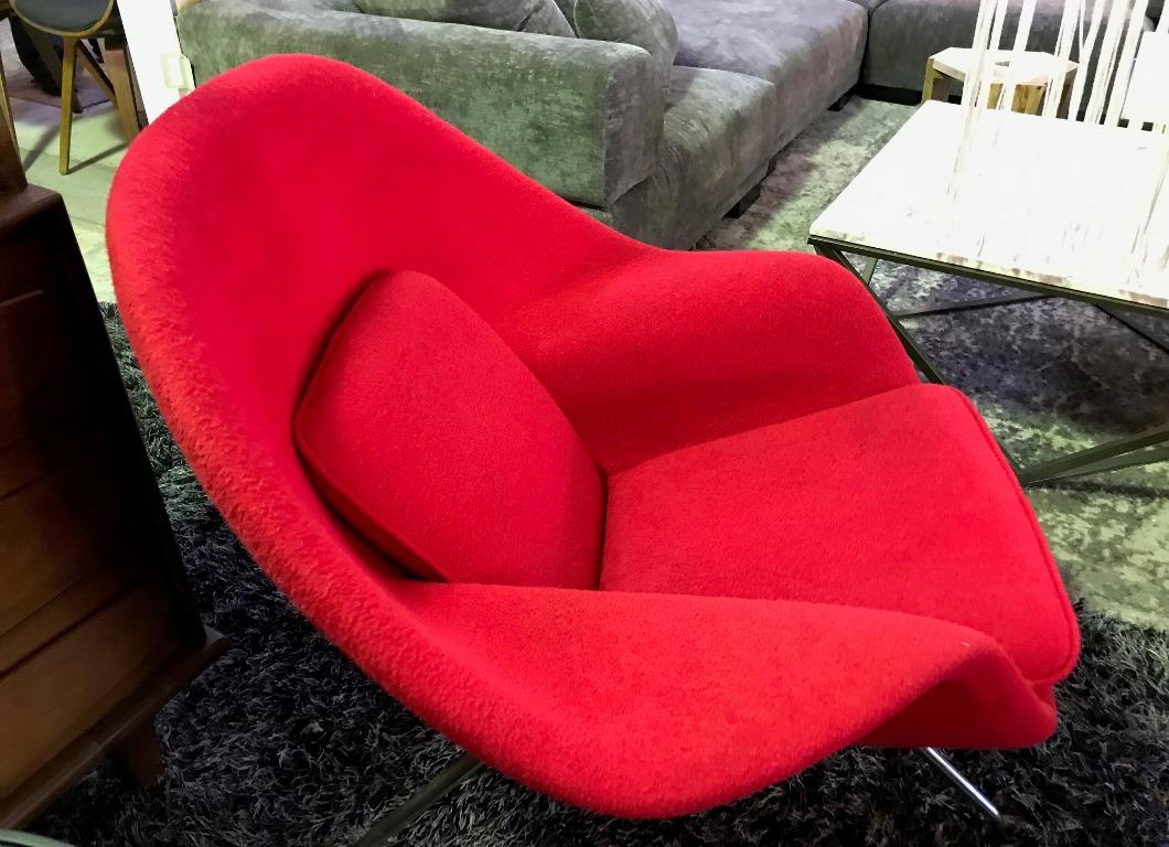 Eero Saarinen Original Midcentury Womb Chair and Ottoman Foot Stool for Knoll In Good Condition In Studio City, CA