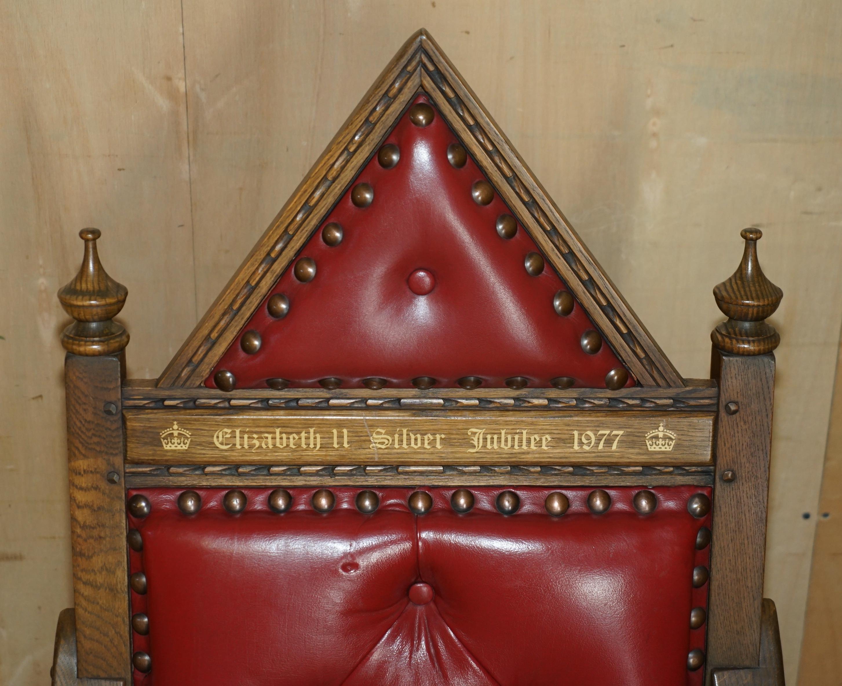 Original Elizabeth II Silver Jubilee Throne Armchair English Oxblood Oak Leather In Good Condition For Sale In West Sussex, Pulborough