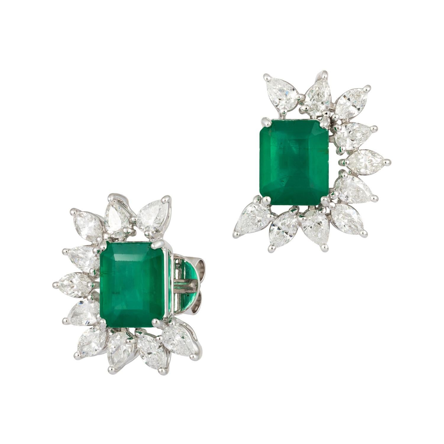 Modern Original Emerald Diamond Elegant White 18K Gold Earrings Stud for Her For Sale