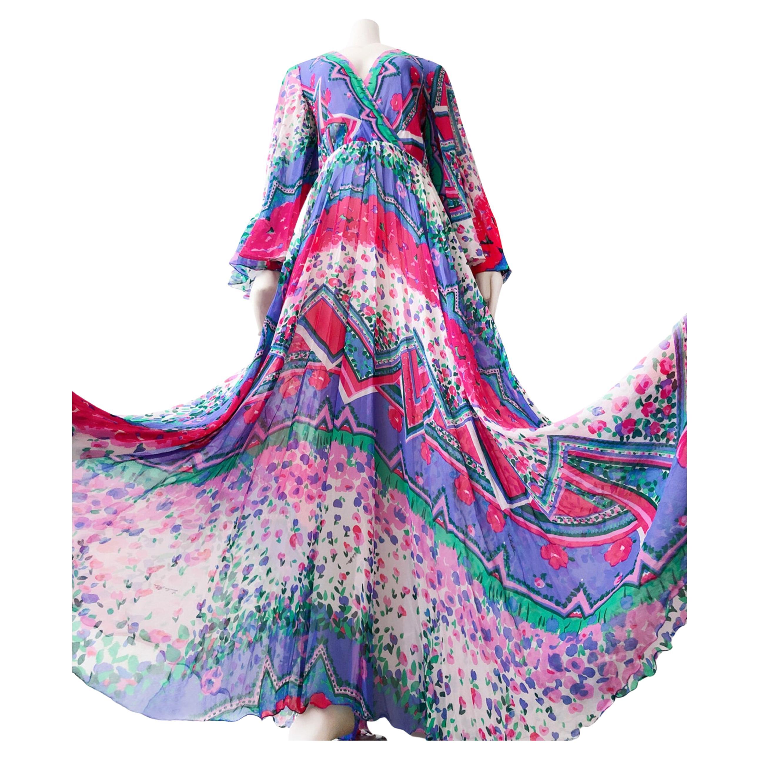 
Amazing Vintage Emilia Bellini ca.1960's Unterschrift drucken reine Seide Maxikleid. Hochwertiges, sehr seltenes Vintage-Designer-Kleid.
Die Form ist wirklich erstaunlich - eine wahre Göttin. Es ist ein langes Maxikleid mit superweitem Rock, die