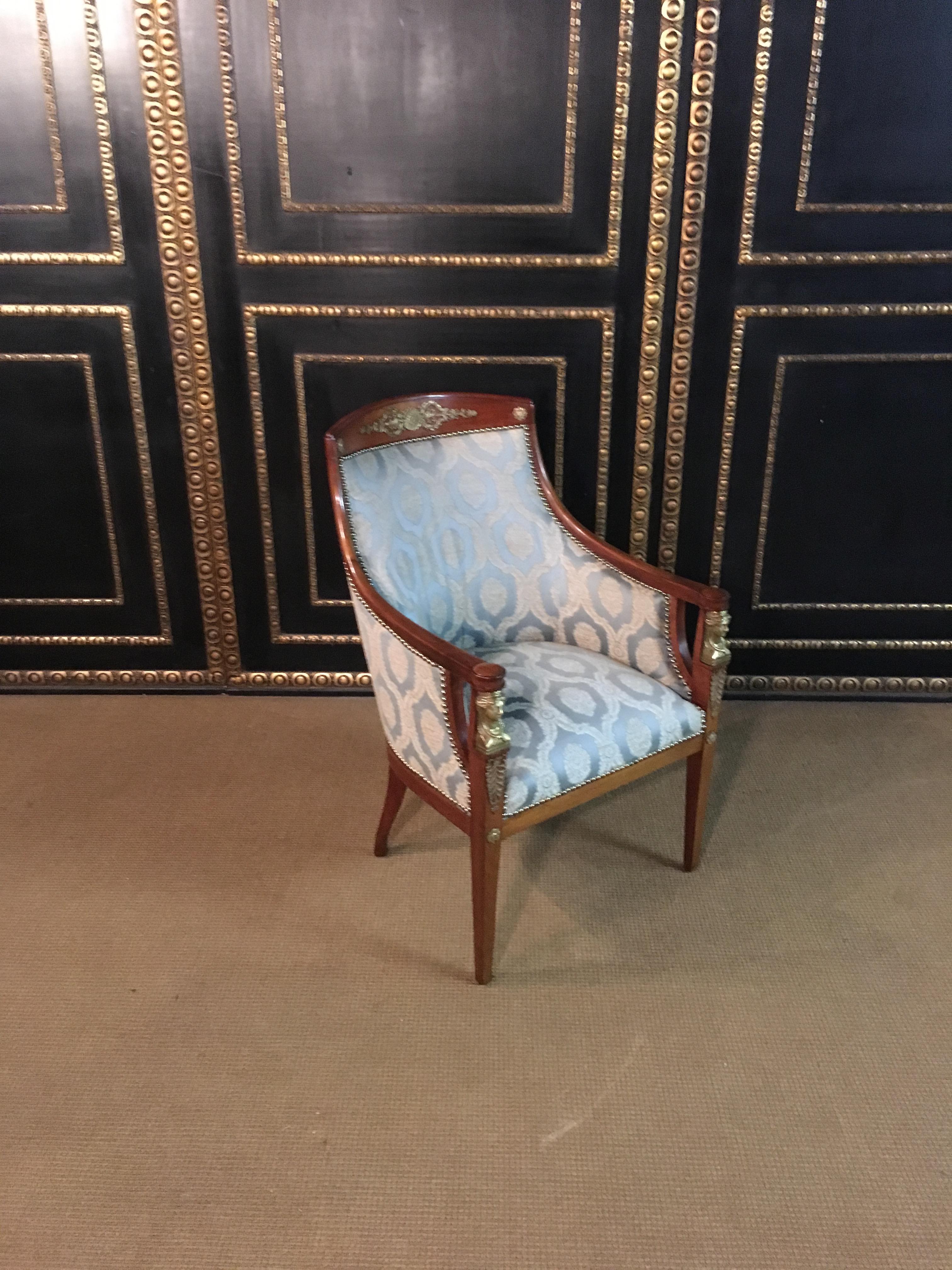 Original Empire armchair circa 1860-1880 massive mahogony 2 beautiful armchairs from an Empire room.

Each 2 figures provided cast bronze.

The chairs have a nice curve, in a top condition

 Dimensions.
Width:62cm
Height:99cm
Depth:70cm.

   