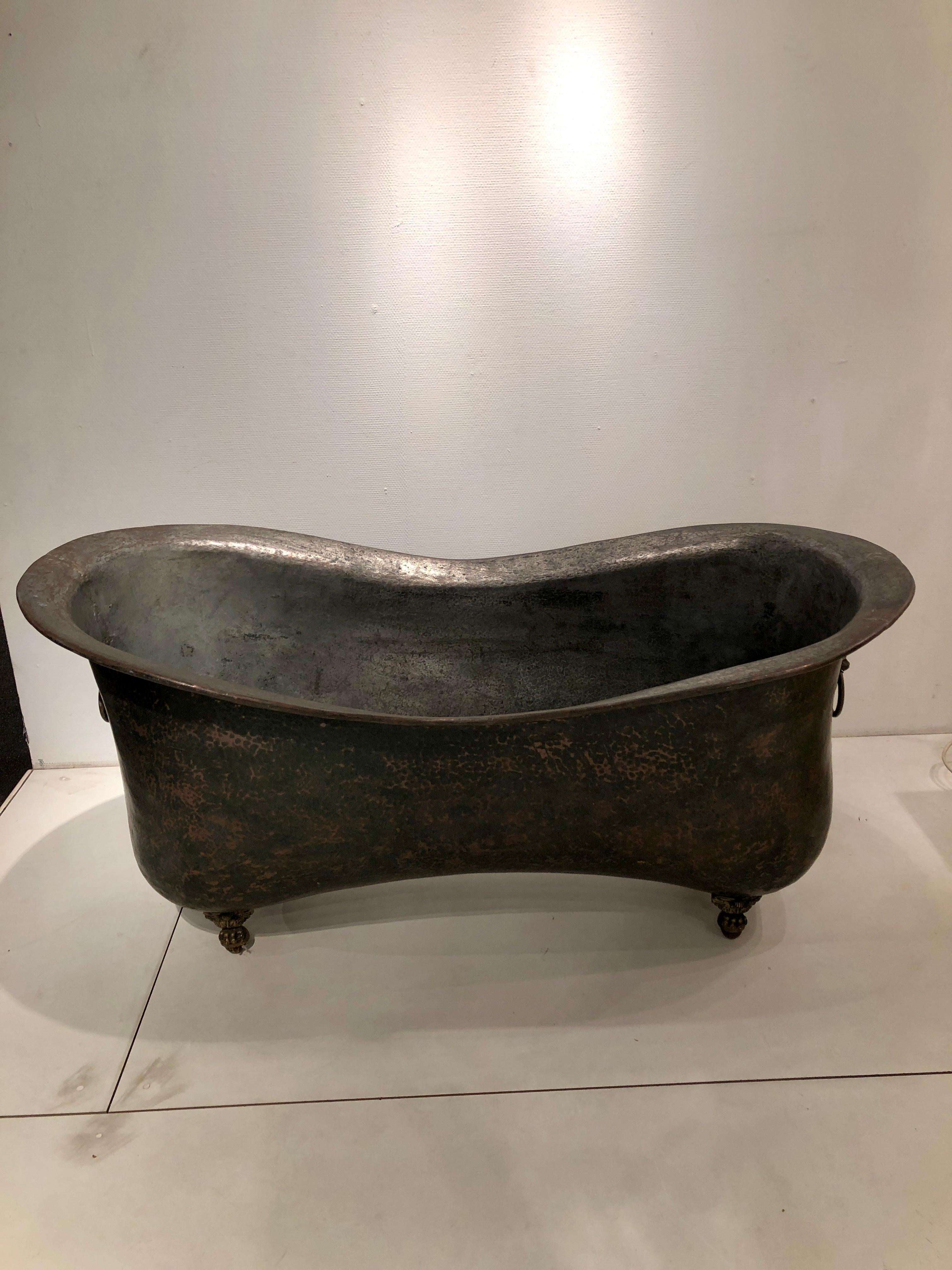 Empire period bathtub in original and very good condition, tinned red copper, claw feet and lion heads, circa 1810. Very rare and never seen before. Extraordinary original conditions.
