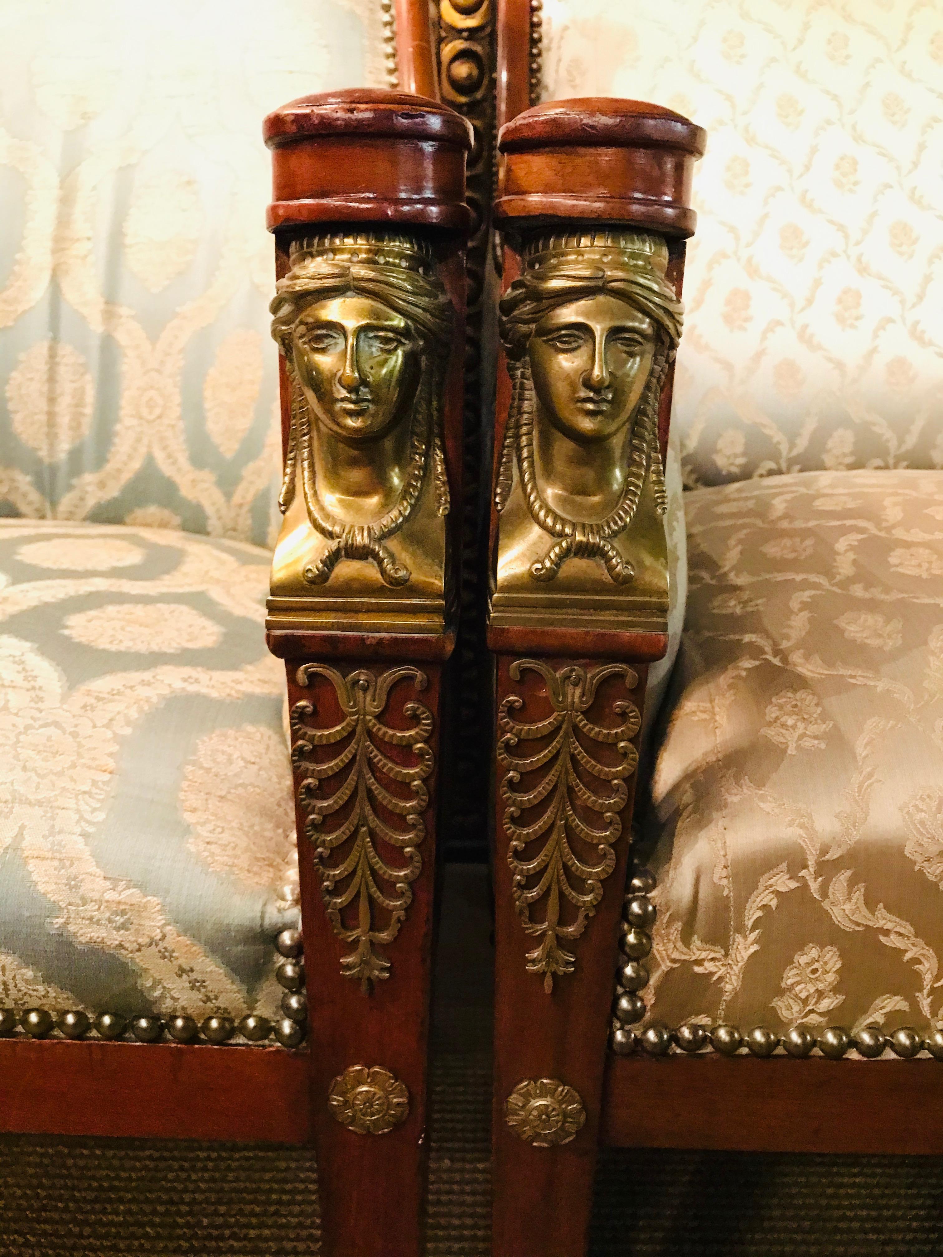 Originale set Impero composto da un divano, 2 poltrone e 1 tavolo in mogano con figure in bronzo. in vendita 7
