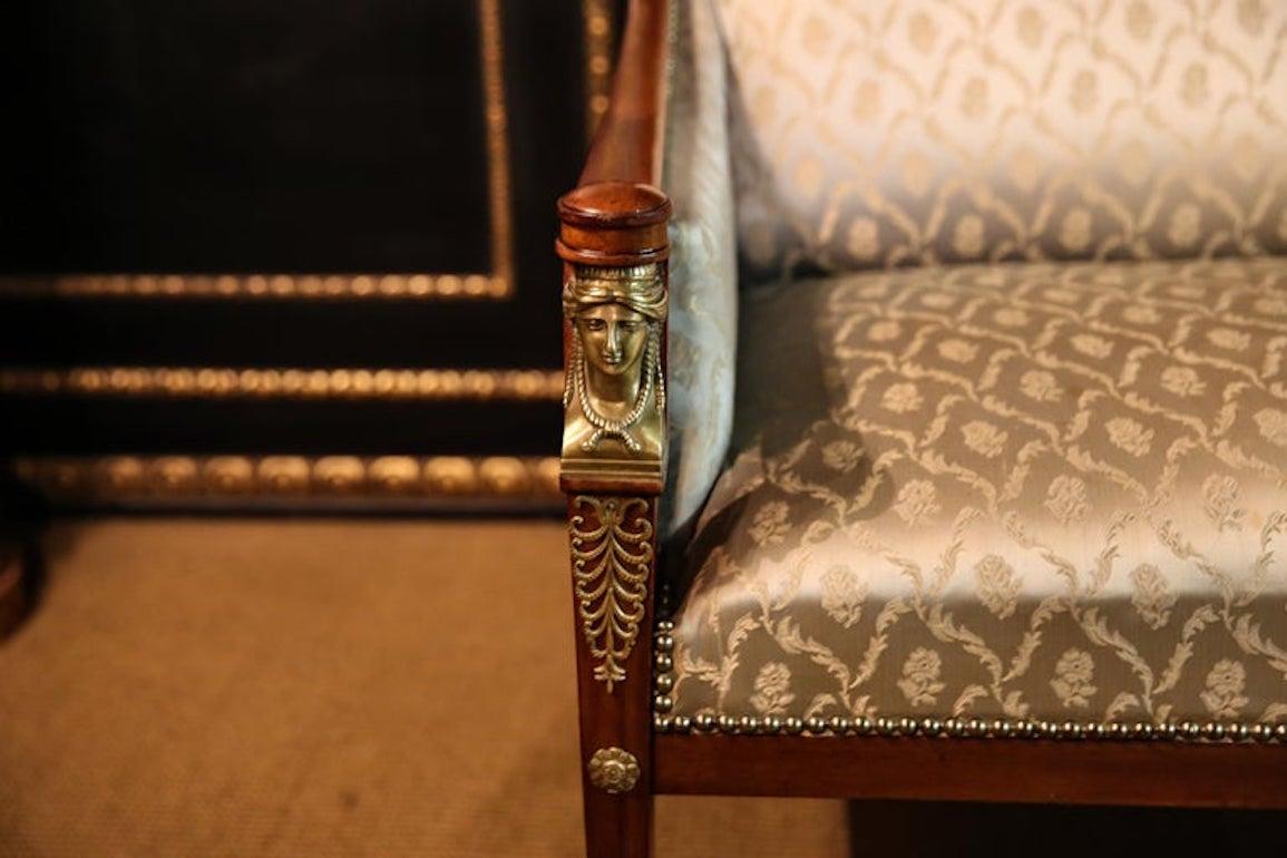 Sofá / canapé original antiguo Imperio circa 1860-1870 Salón Imperio caoba Bronceado en venta