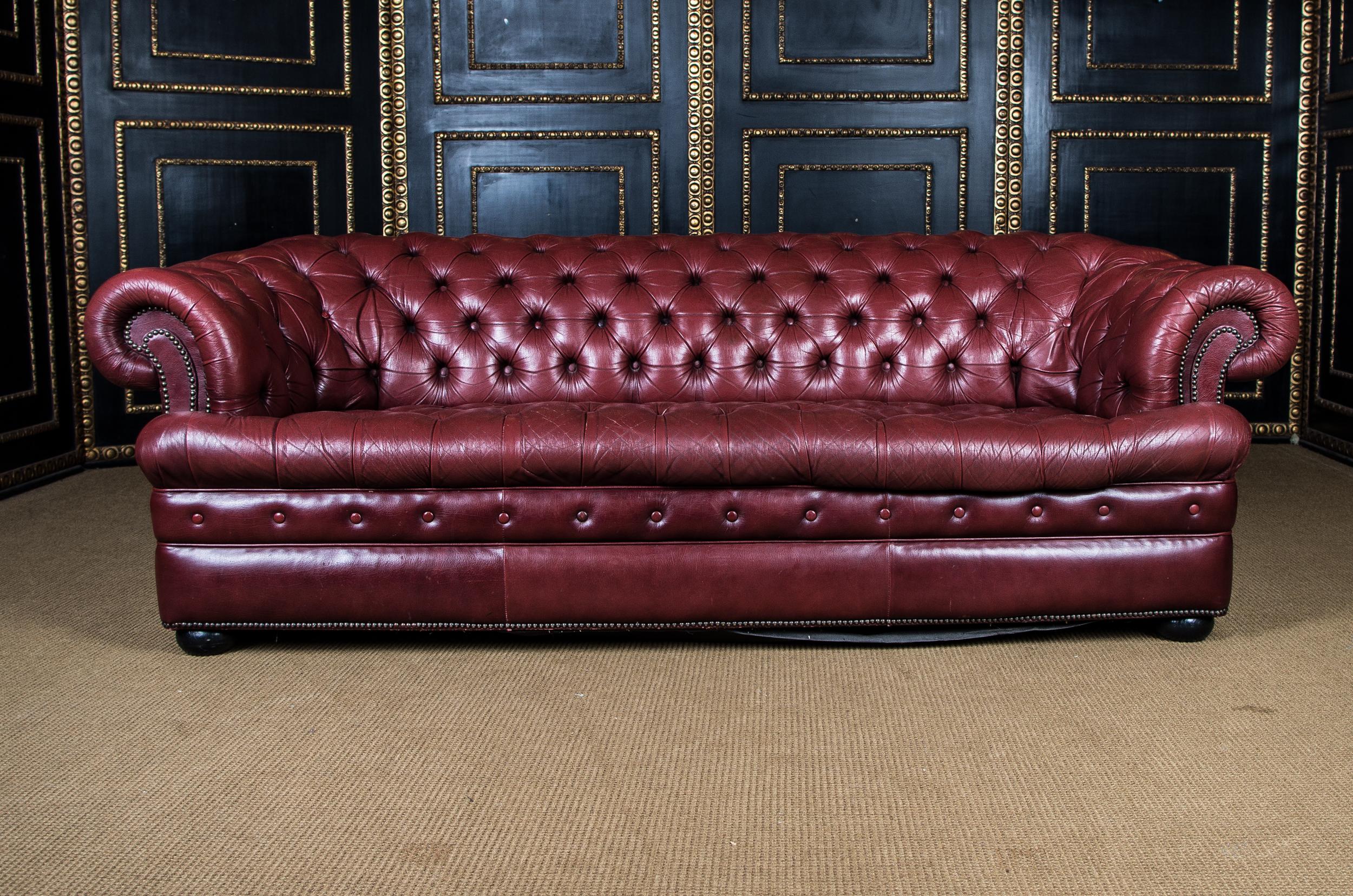 The Chesterfield sofa is made of real estate, made of genuine leather from the Chesterfield brand.

Very rare to buy and in this absolute top quality. Seat also buttoned.
This sofa is 100% original and no cheap import from China. Who owns, does
