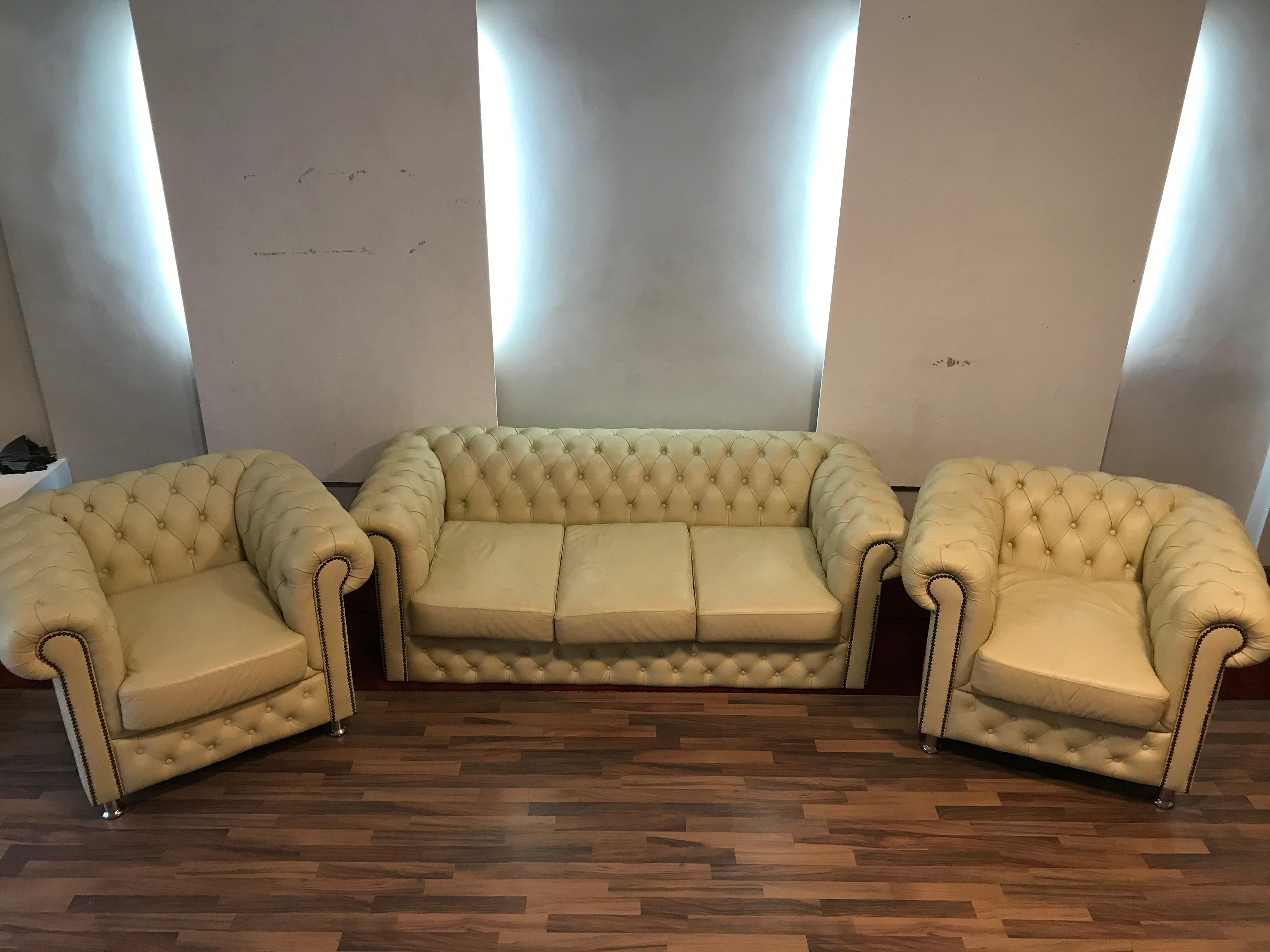 I am offering a nice Chesterfield set of the color is cream beige.
Chrome feet were added to the two armchairs.
One armchair shows signs of wear on the backrest, see detail pictures,
otherwise the set is in good