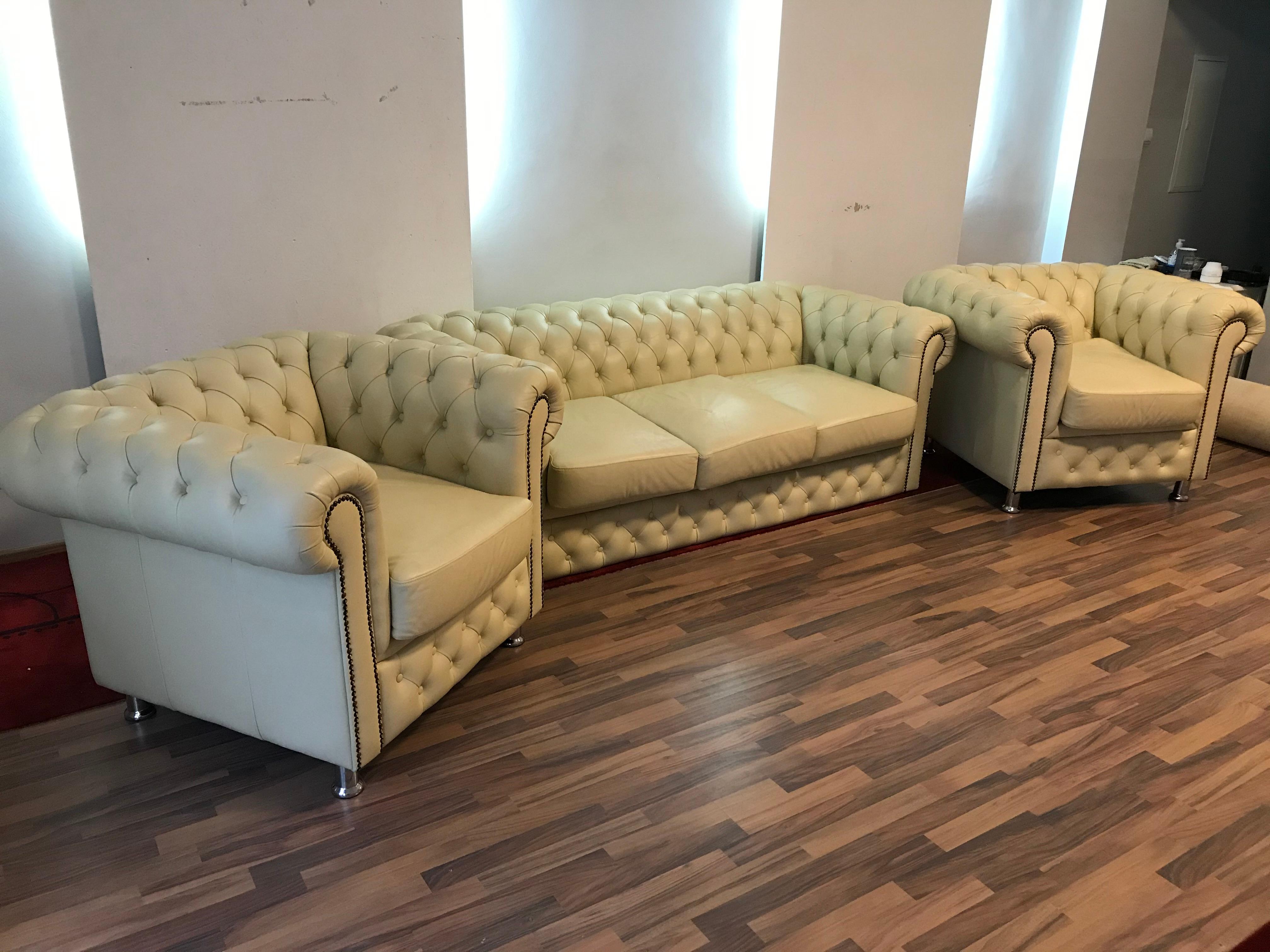 Original English Chesterfield Set of 3-Seat and 2 Armchairs in Cream Beige In Good Condition In Berlin, DE