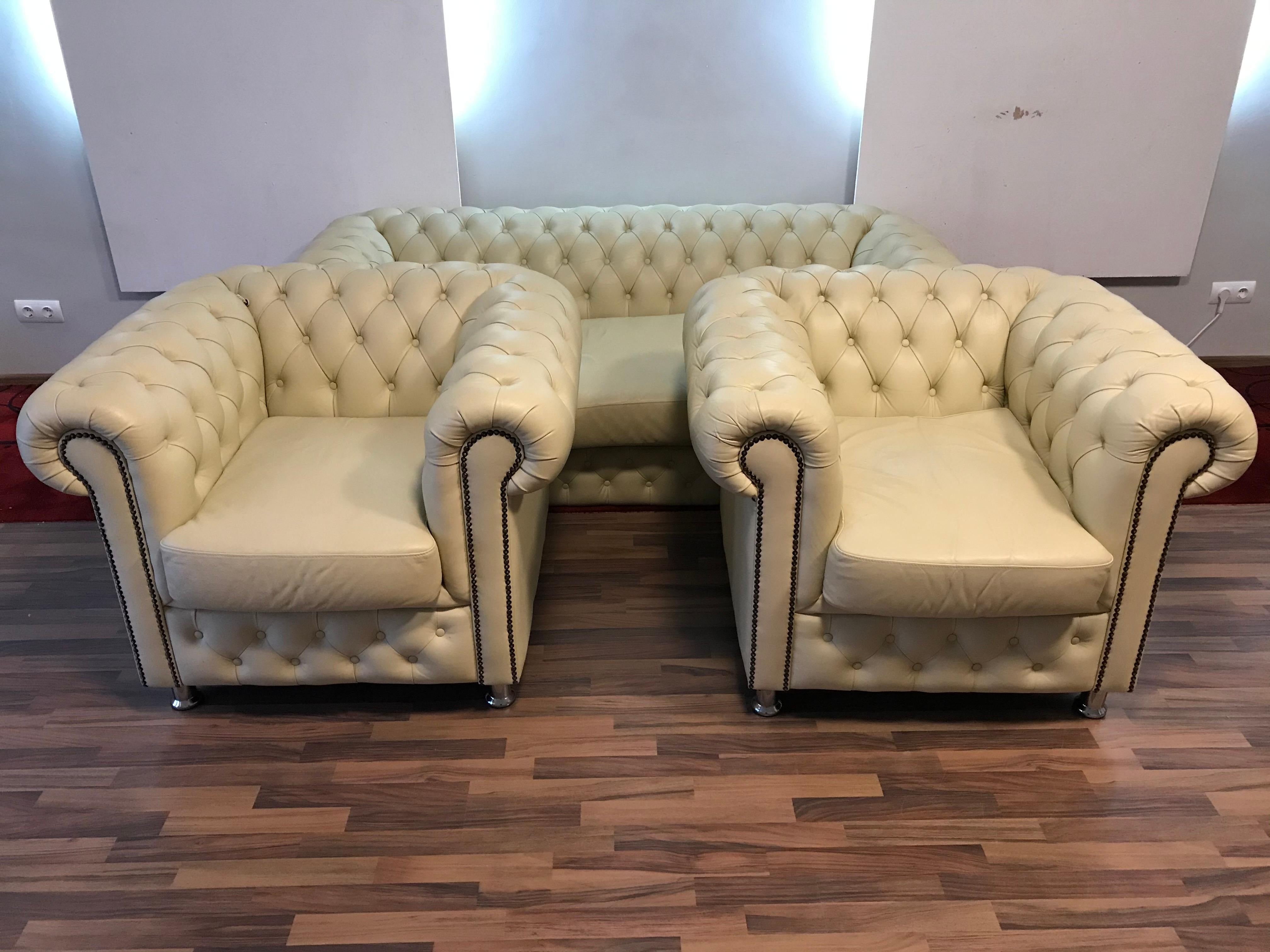 20th Century Original English Chesterfield Set of 3-Seat and 2 Armchairs in Cream Beige