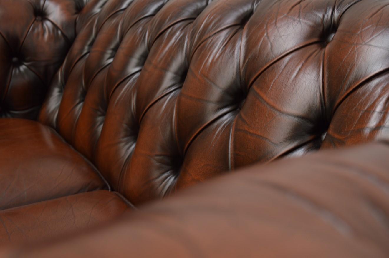20th Century Original English Chesterfield Sofa Two Seat in Leather Tobacco Tan For Sale