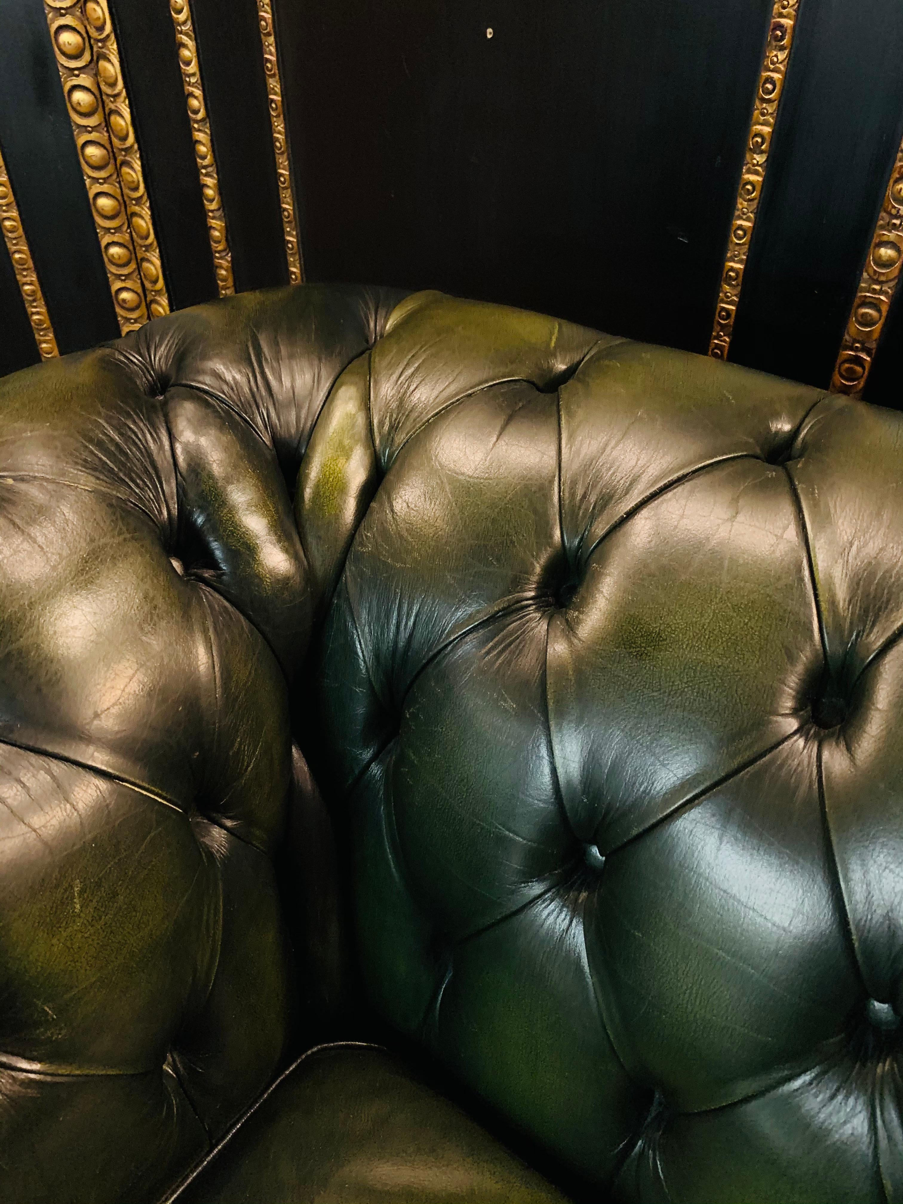 Original English Dark Green Chesterfield Leather Two-Seat Sofa In Good Condition In Berlin, DE