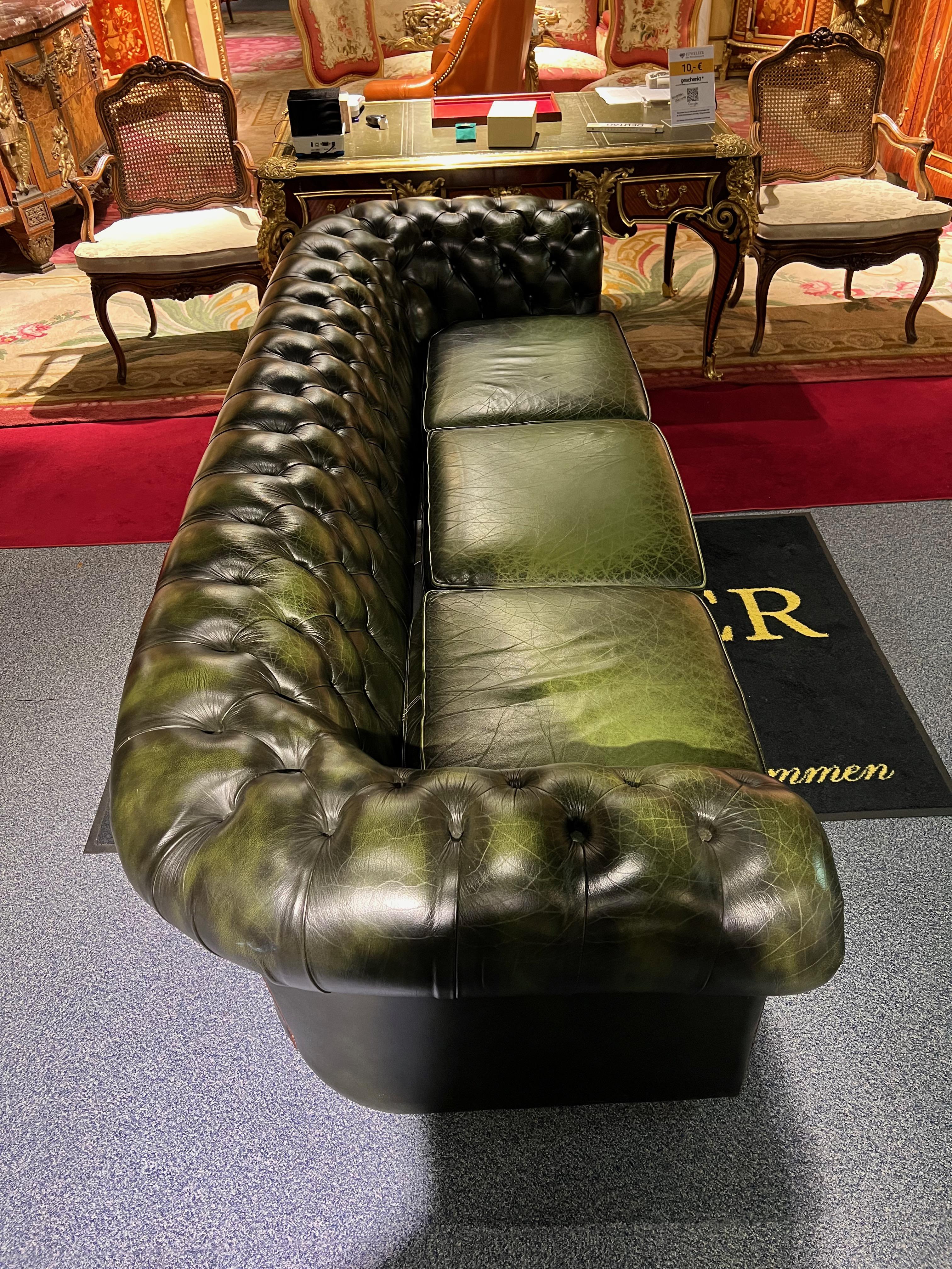 Original vintage English Dark Green Chesterfield Leather Windsor 4-Seater Sofa For Sale 3