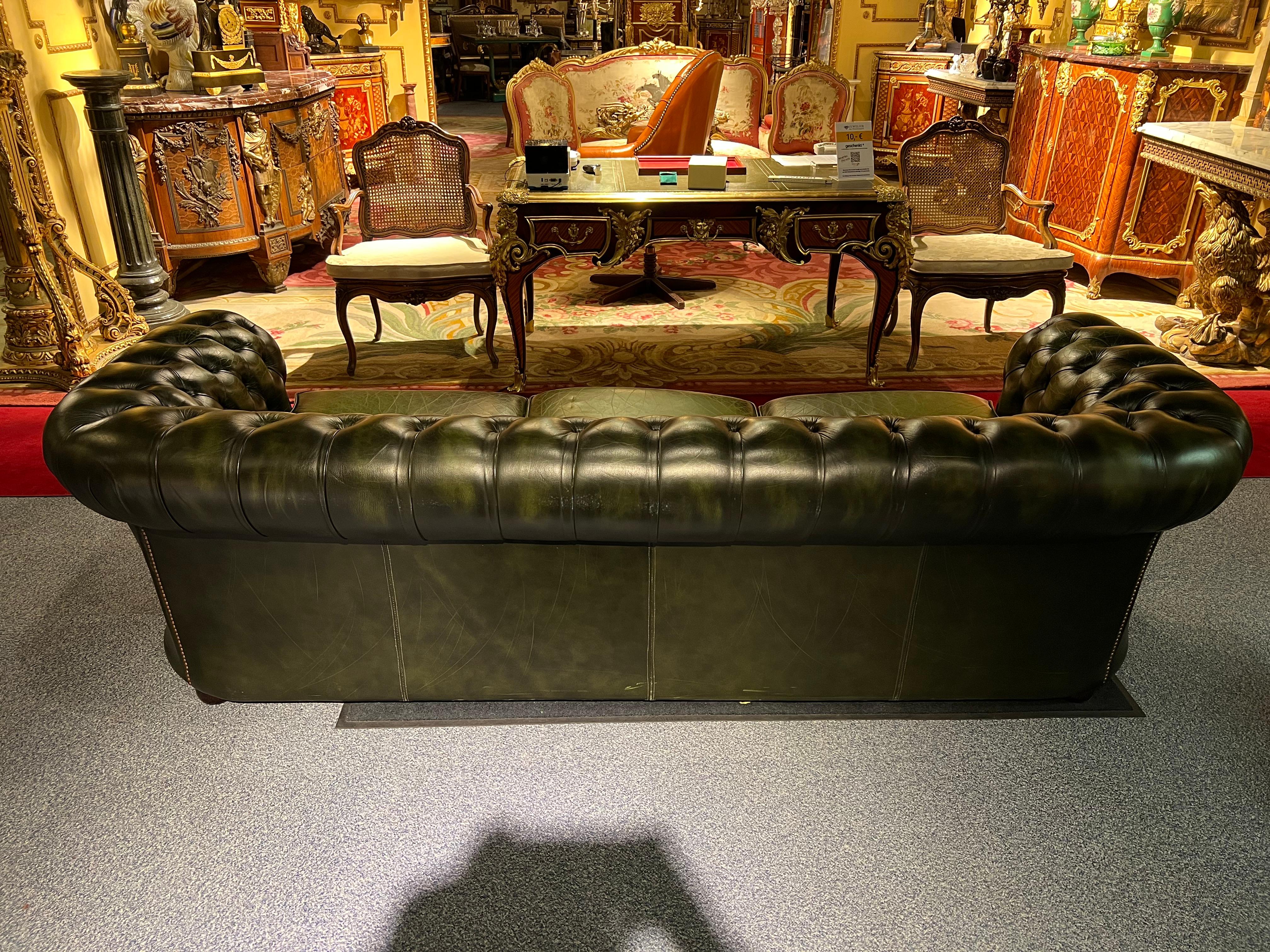 Original vintage English Dark Green Chesterfield Leather Windsor 4-Seater Sofa For Sale 4