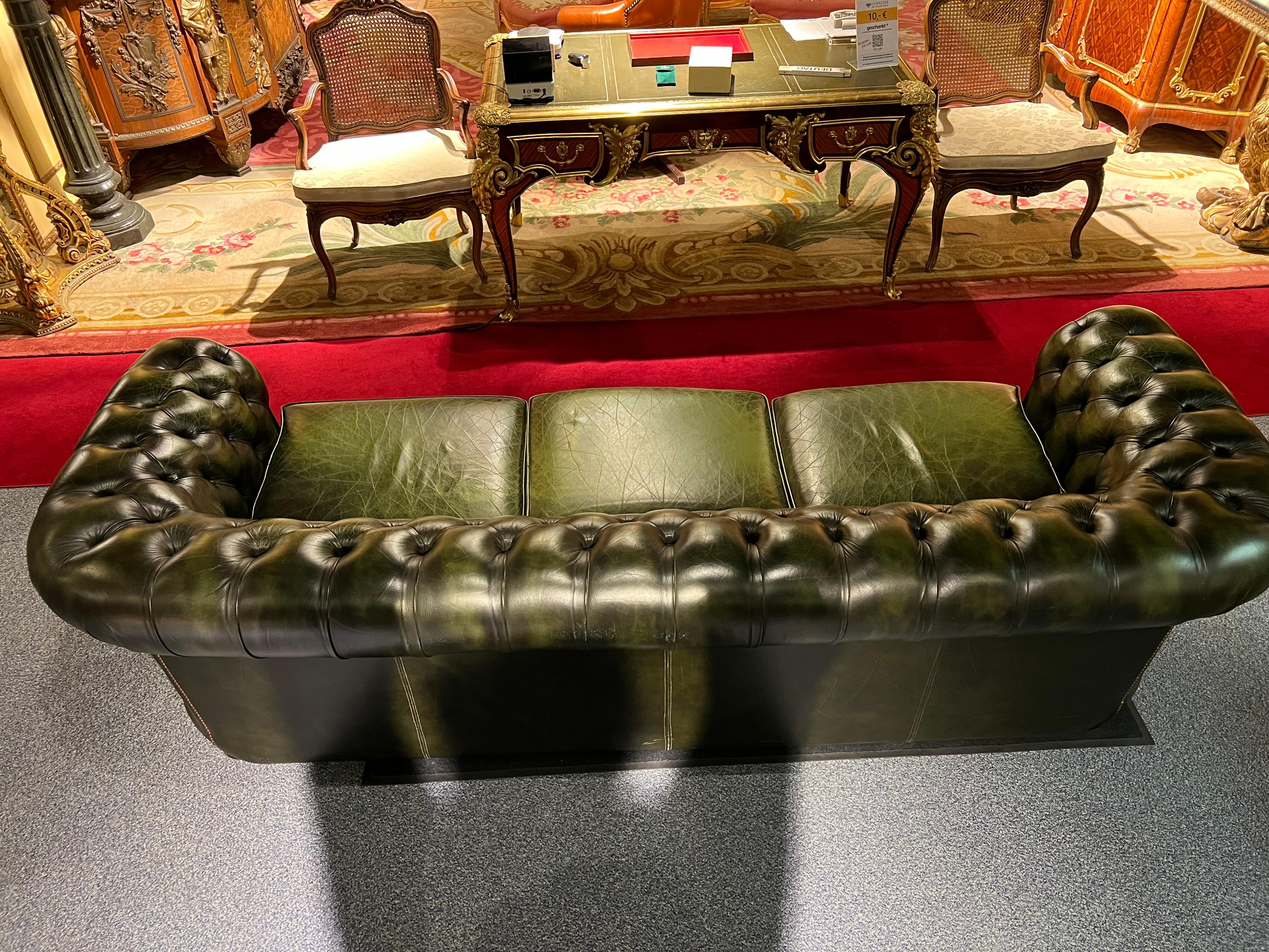 Original vintage English Dark Green Chesterfield Leather Windsor 4-Seater Sofa For Sale 5